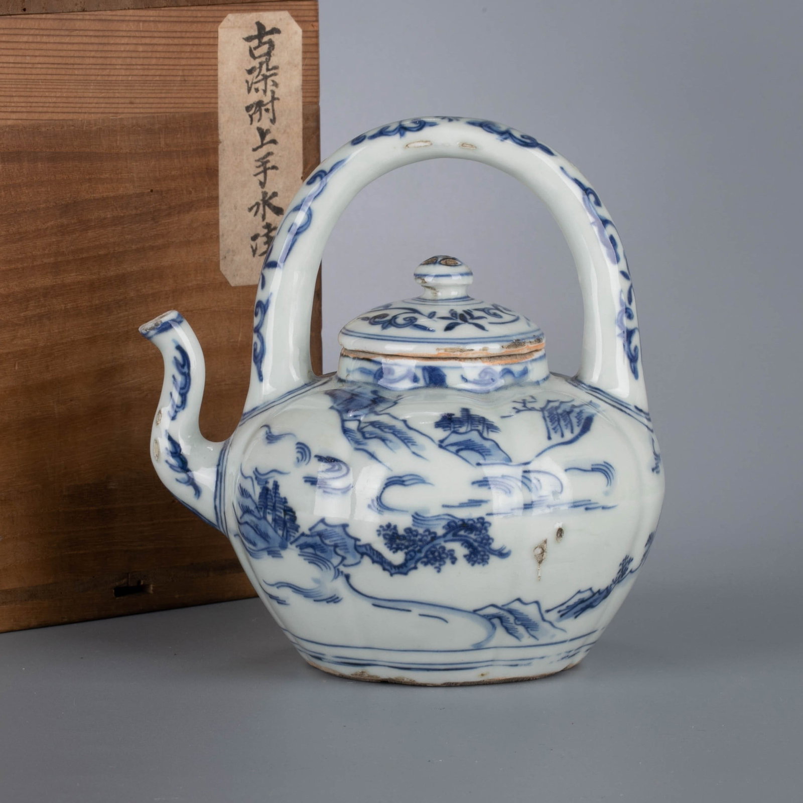 Ming Dynasty blue and white melon-shaped water injection: Ming Dynasty blue and white melon-shaped water injection
