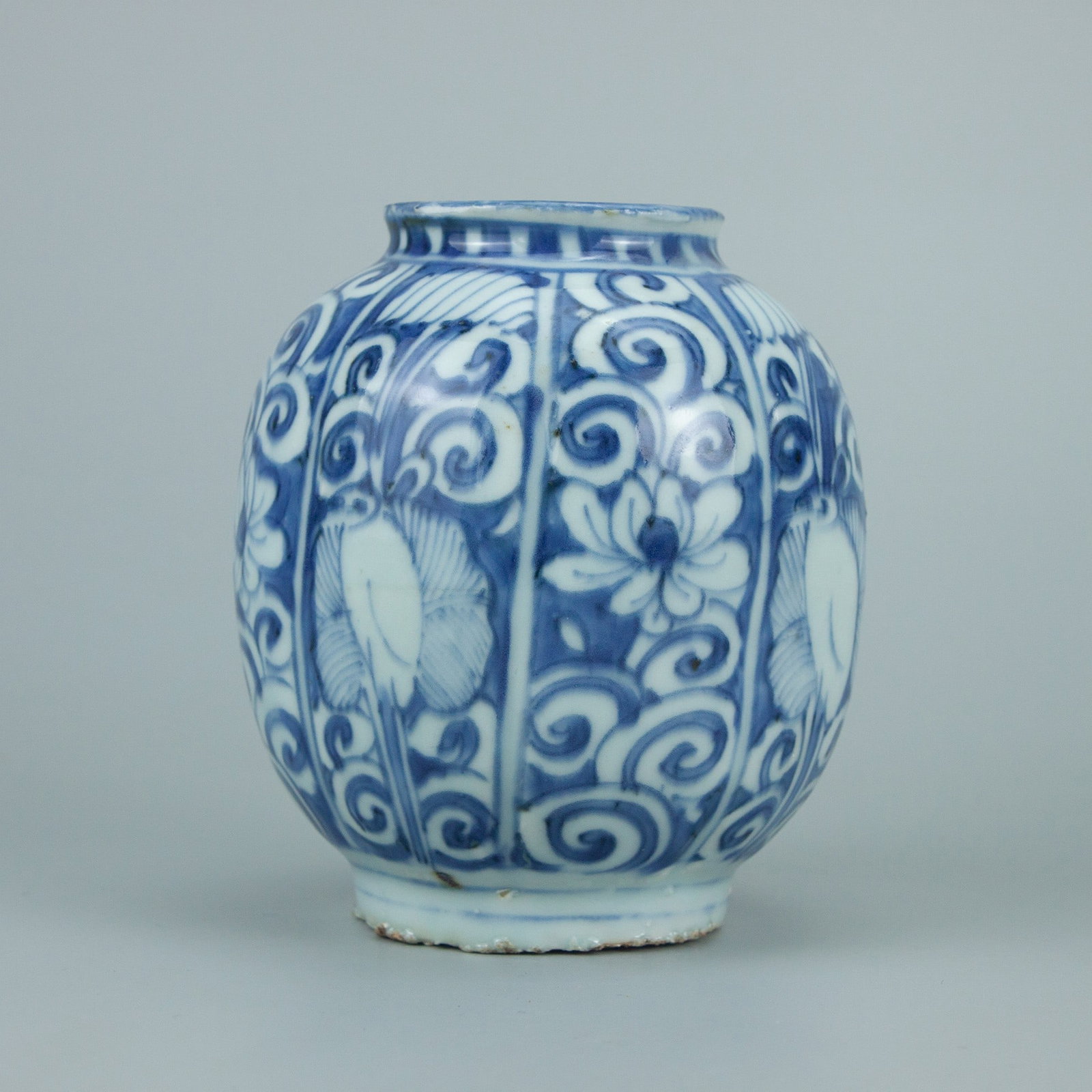 Ming blue and white curly melon-ribbed body jar (1 of 9)