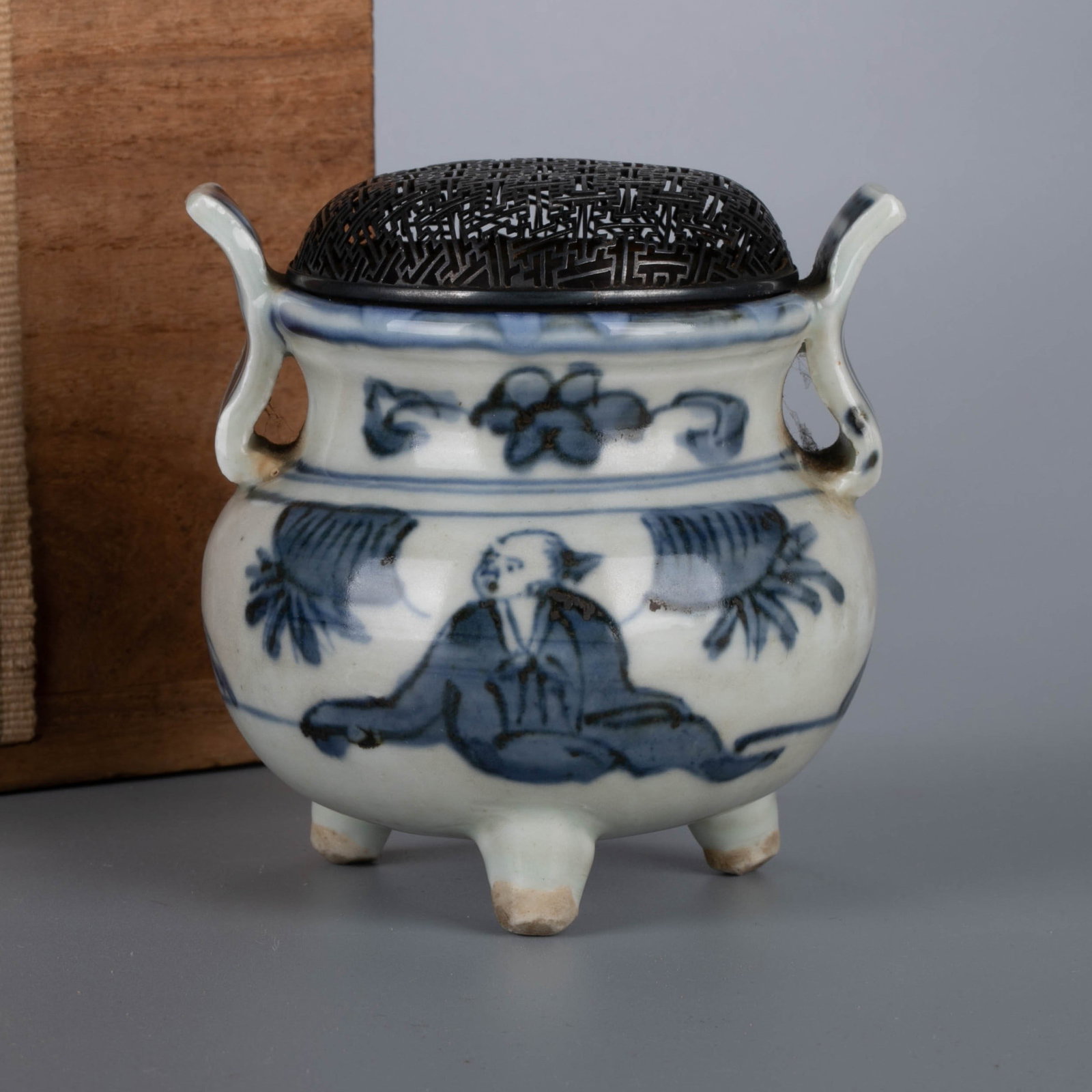 Ming blue and white figure Incense Burner: Ming blue and white figure Incense Burner