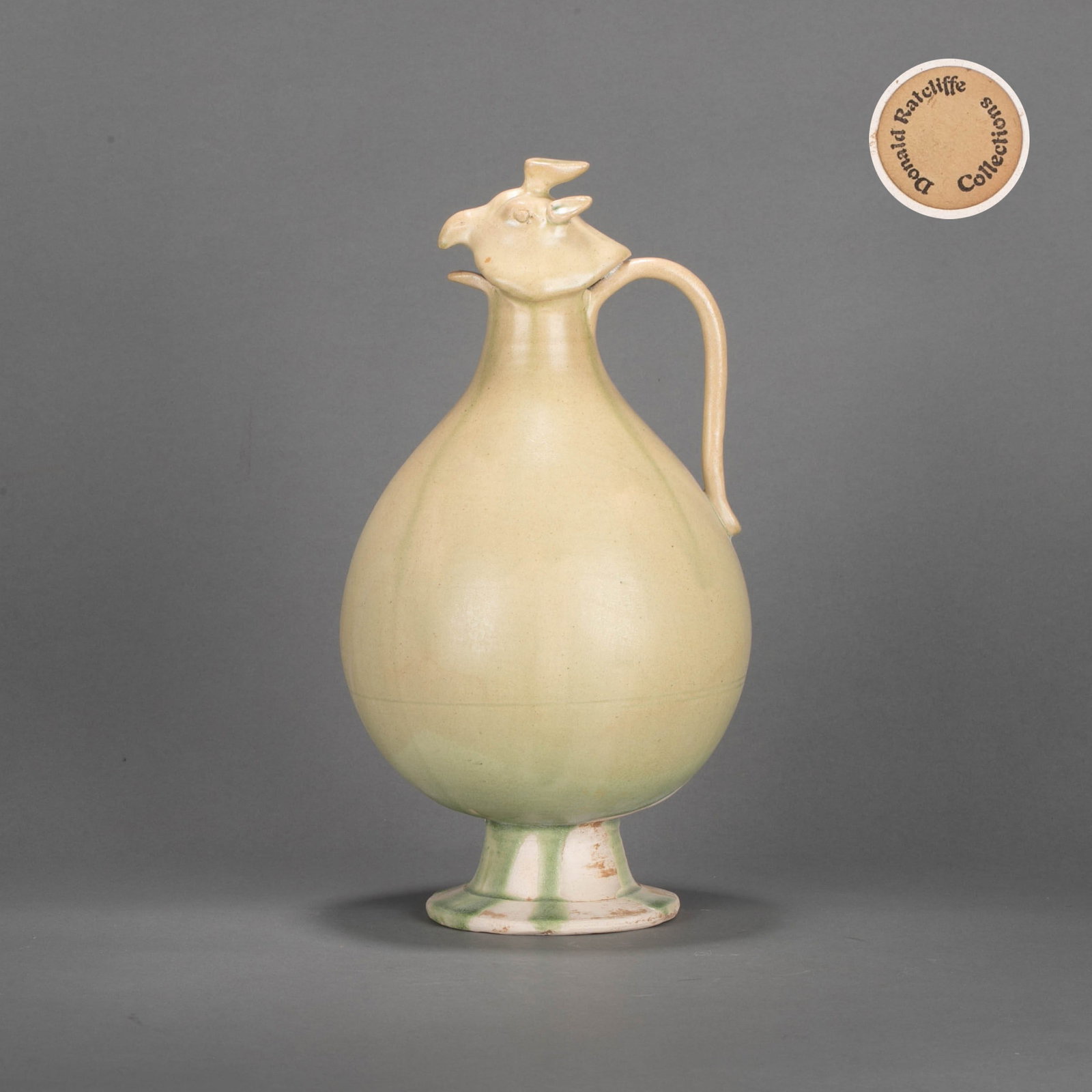 Sui white glaze chicken head water injection: This piece of white-glazed chicken head from the Sui Dynasty has a dish mouth, a short neck, a bulging belly, a bridge-shaped system and a curved handle on the shoulders, giving it a vivid chicken hea