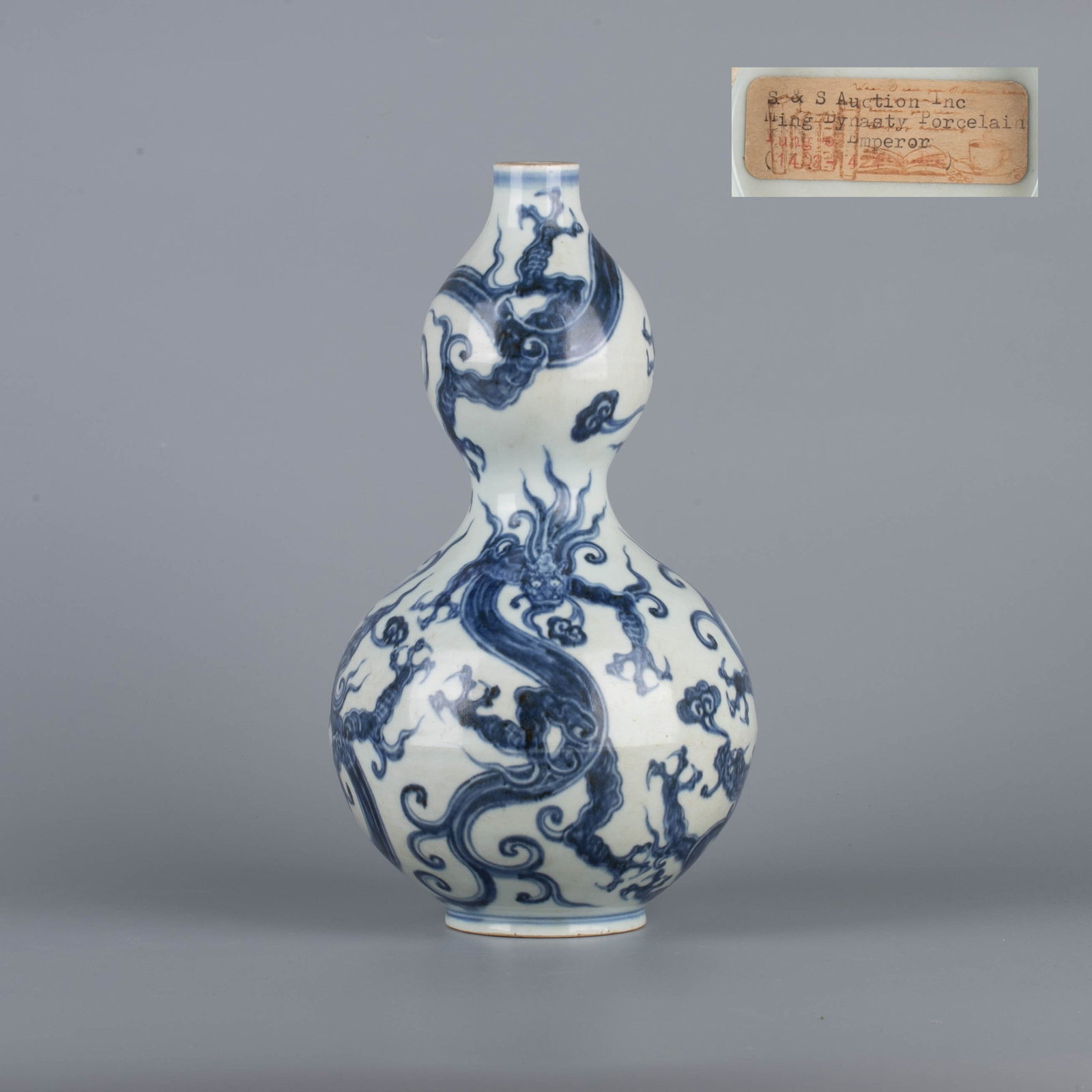 Ming Dynasty blue and white gourd vase with dragon godson pattern: This gourd vase with blue and white Canglong Jiaozi pattern from the Ming Dynasty is inspired by the traditional gourd shape. The upper abdomen is smaller, the lower abdomen is larger, the waist is gi