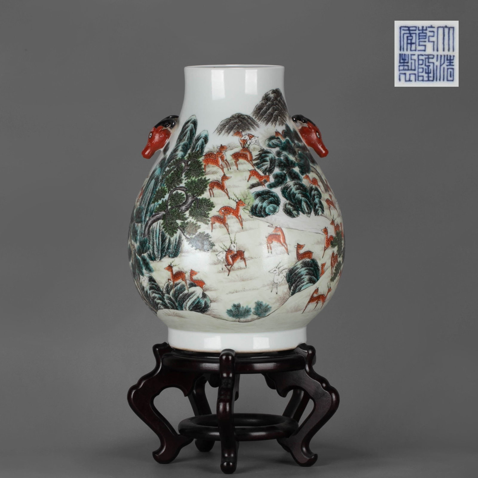 Qianlong reign mark of Qing Dynasty, pastel hundred deer statue: This Qianlong reign mark famille rose deer statue from the Qing Dynasty has a straight mouth, short neck, plump shoulders, and swollen abdomen. The abdomen is drawn down and the bottom ring is full.