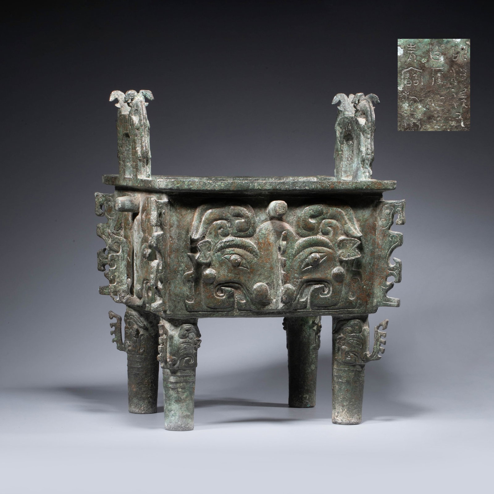 Bronze square tripod with animal face pattern: This late Shang Dynasty bronze tripod with animal mask patterns is rectangular in shape, with a flat-folded rim, high erect ears, a deep belly, and four pillars. The overall lines are strong and