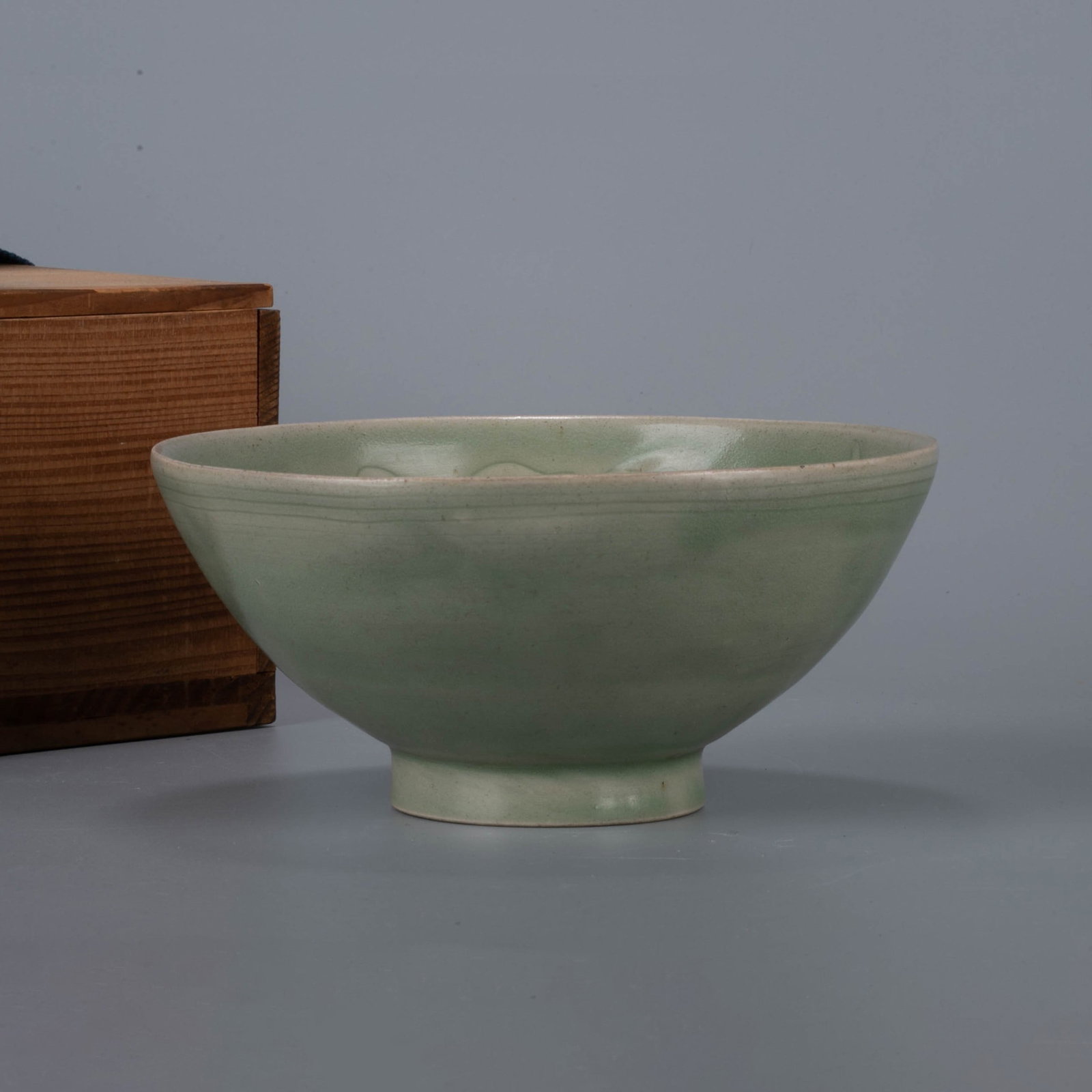 Five Dynasties Yue kiln dragon pattern bowl (1 of 7)