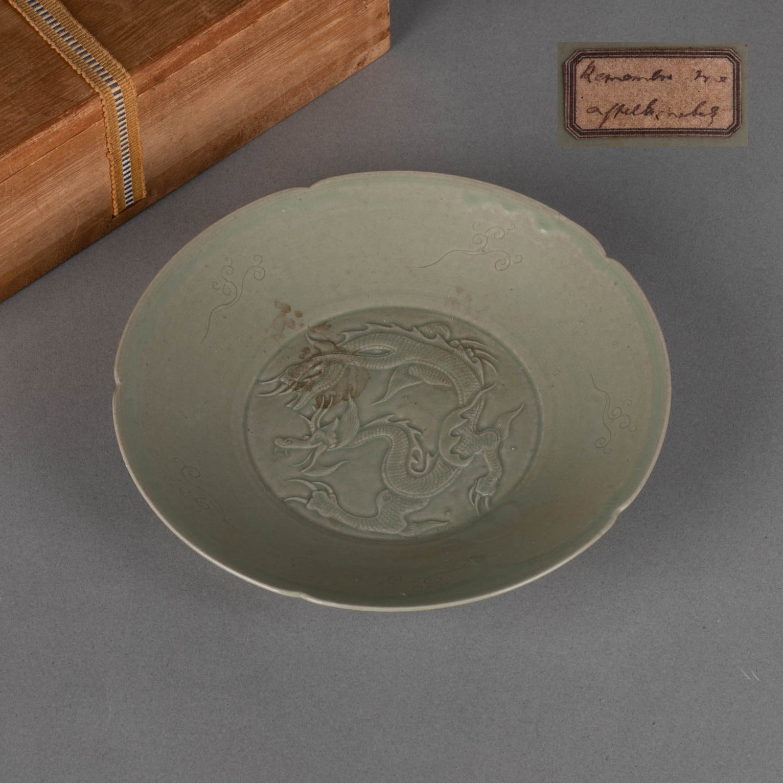Five Dynasties Yue kiln dragon pattern dish (1 of 8)
