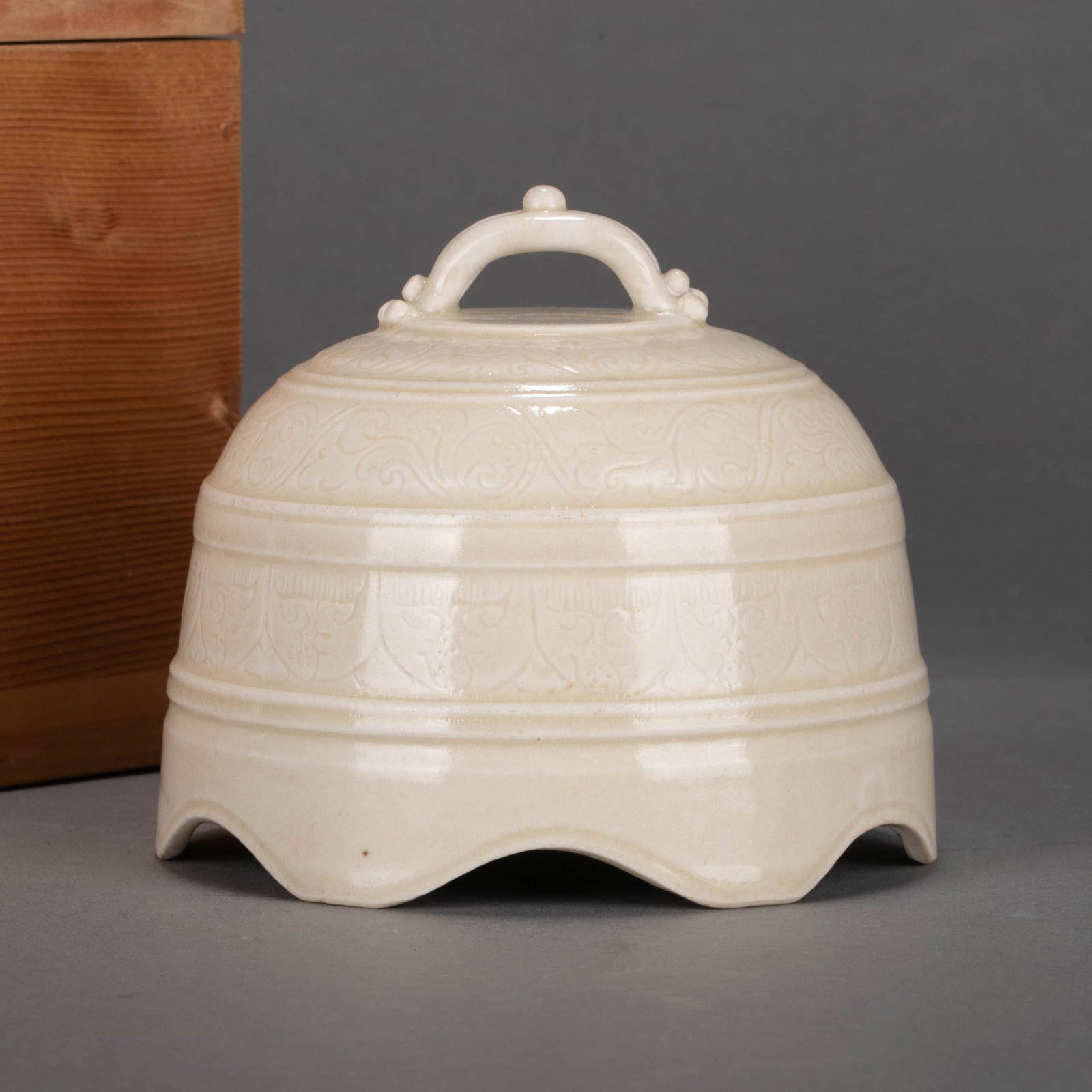 Tang white wares bell-shaped storage (1 of 6)