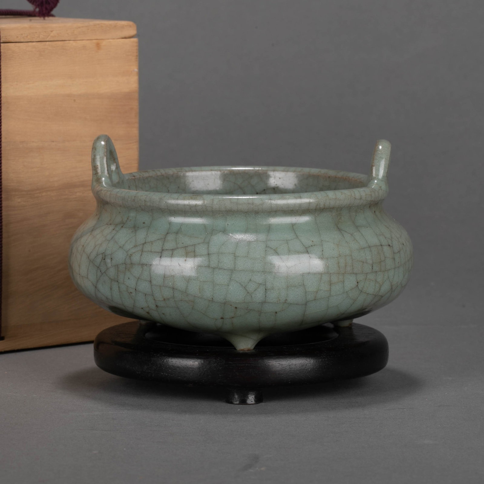 Song Ge ware crackle glaze three-legged Incense Burner: (1 of 8)