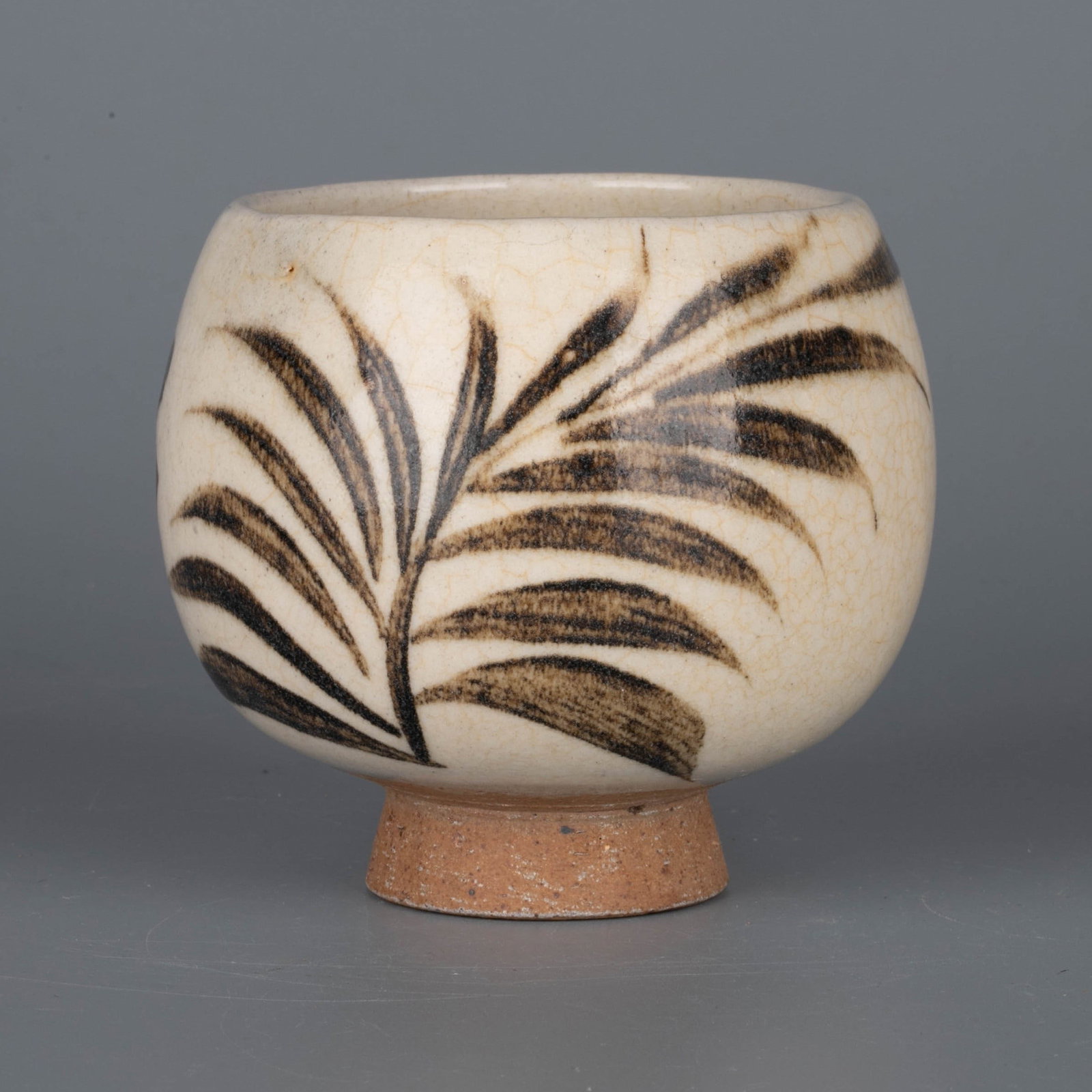 Song Dynasty Cizhou kiln fish and algae pattern chicken heart jar: Song Dynasty Cizhou kiln fish and algae pattern chicken heart jar