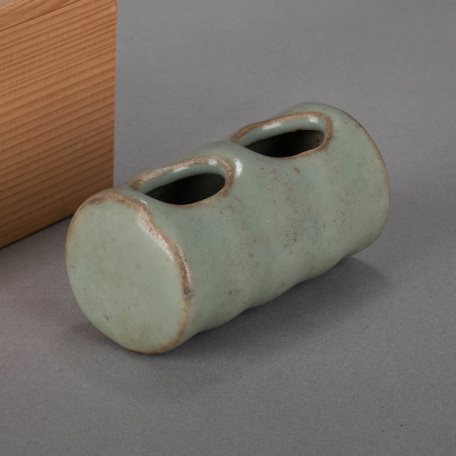 Song Dynasty Guan ware bird food jar: Song Dynasty Guan ware bird food jar