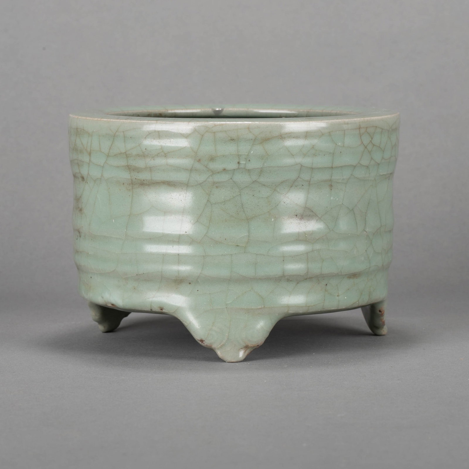 Song CeladonGuan ware three-legged incense Incense Burner: Song CeladonGuan ware three-legged incense Incense Burner
