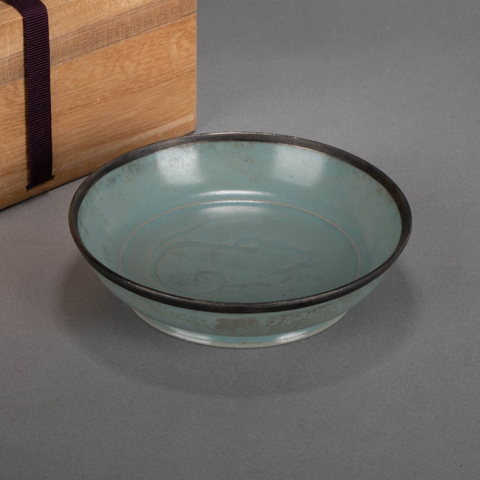 Song Dynasty green glaze rat pattern brush washer: Song Dynasty green glaze rat pattern brush washer