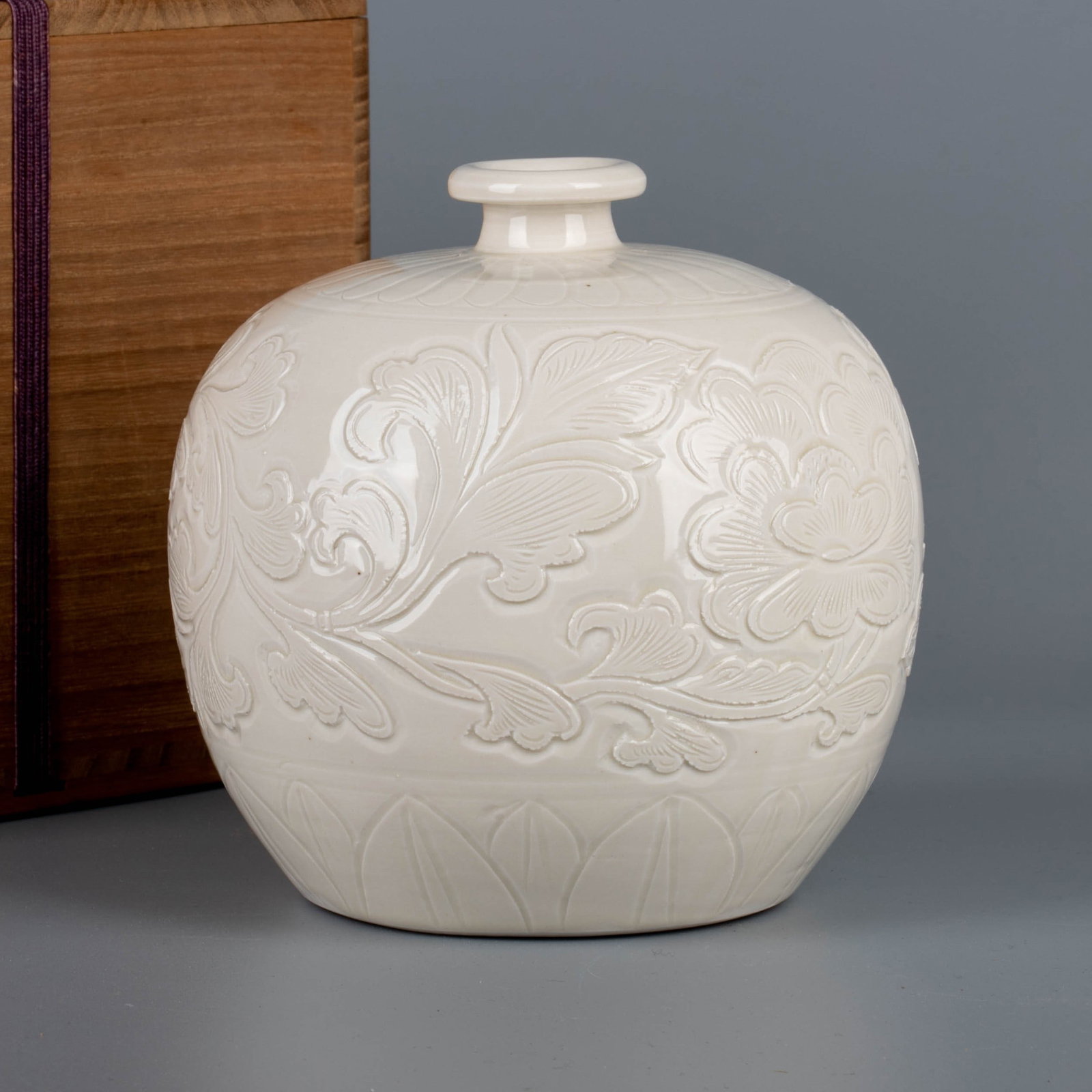 Song Dynasty Ding kiln incised flower dulu vase (1 of 6)