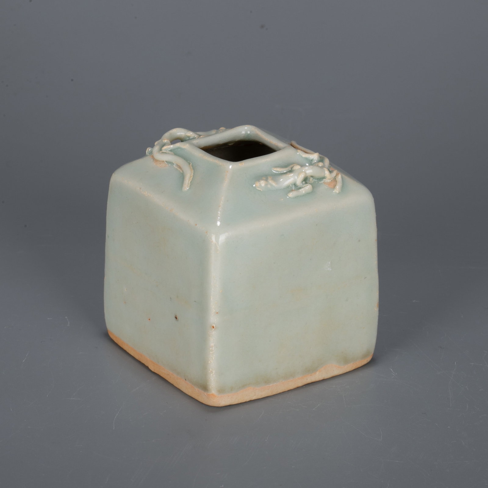 Yuan egg white glaze chilong pattern square brush washer: Yuan egg white glaze chilong pattern square brush washer