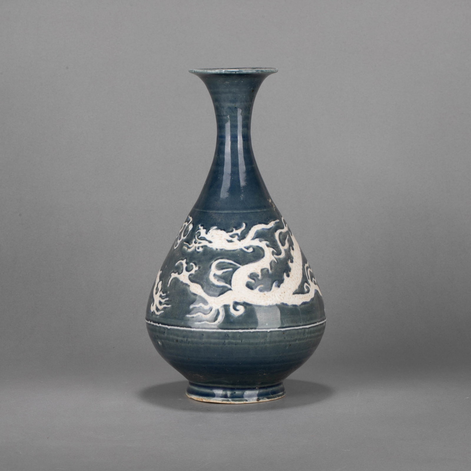 Yuan Dynasty blue-glazed jade pot with dragon pattern in spring: Yuan Dynasty blue-glazed jade pot with dragon pattern in spring