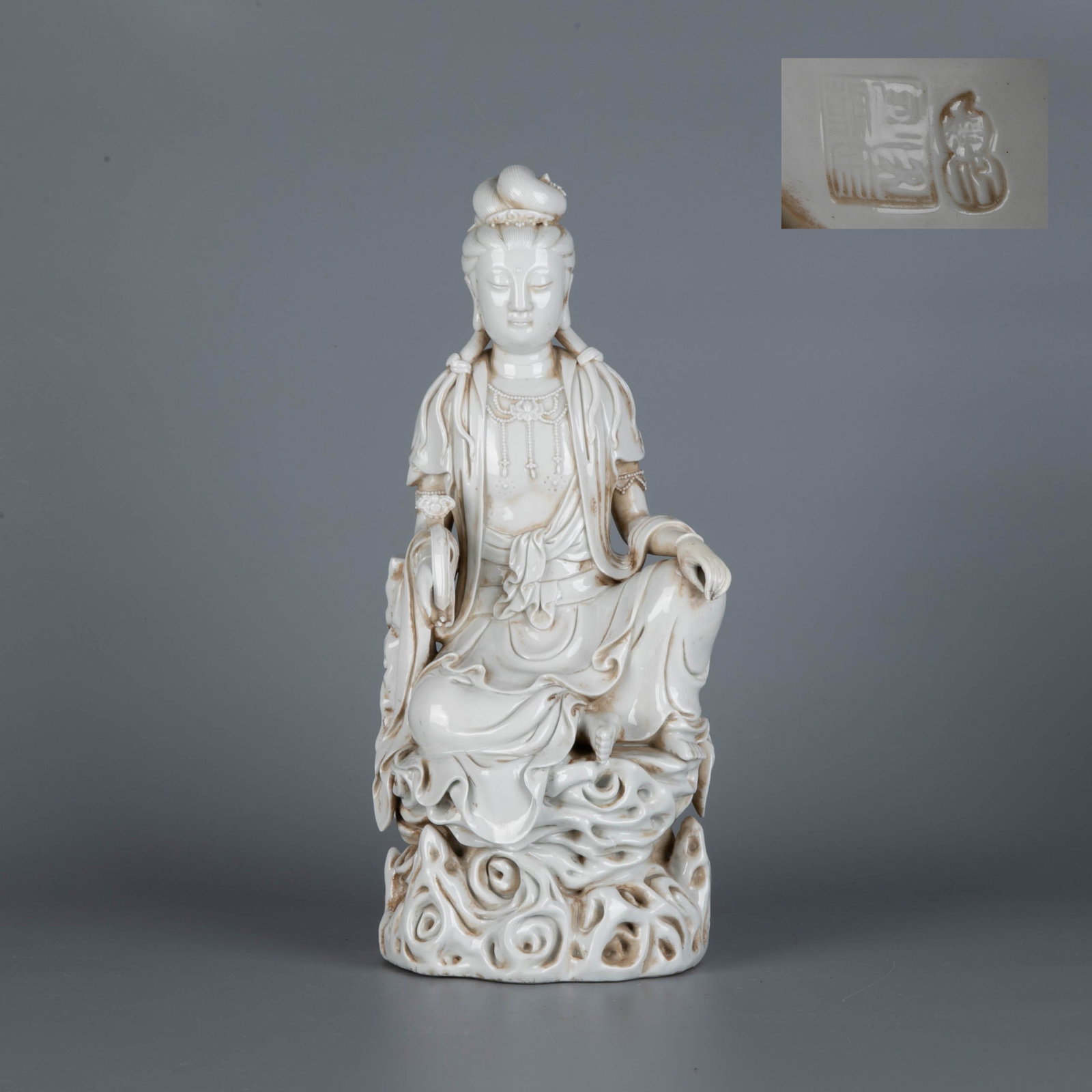Qing Dynasty Dehua white wares Guanyin statue: Qing Dynasty Dehua white wares Guanyin statue