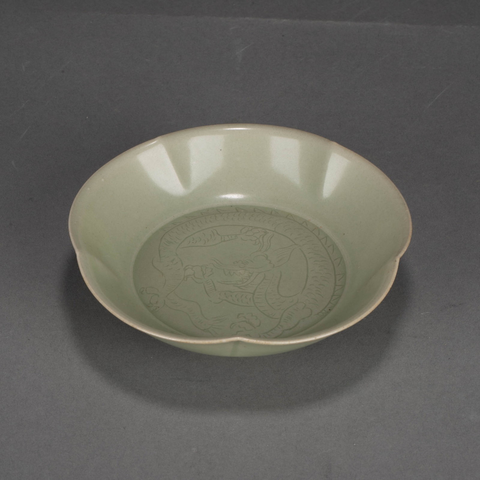 Yue ware lobed rim dragon pattern brush washer: Yue ware lobed rim dragon pattern brush washer