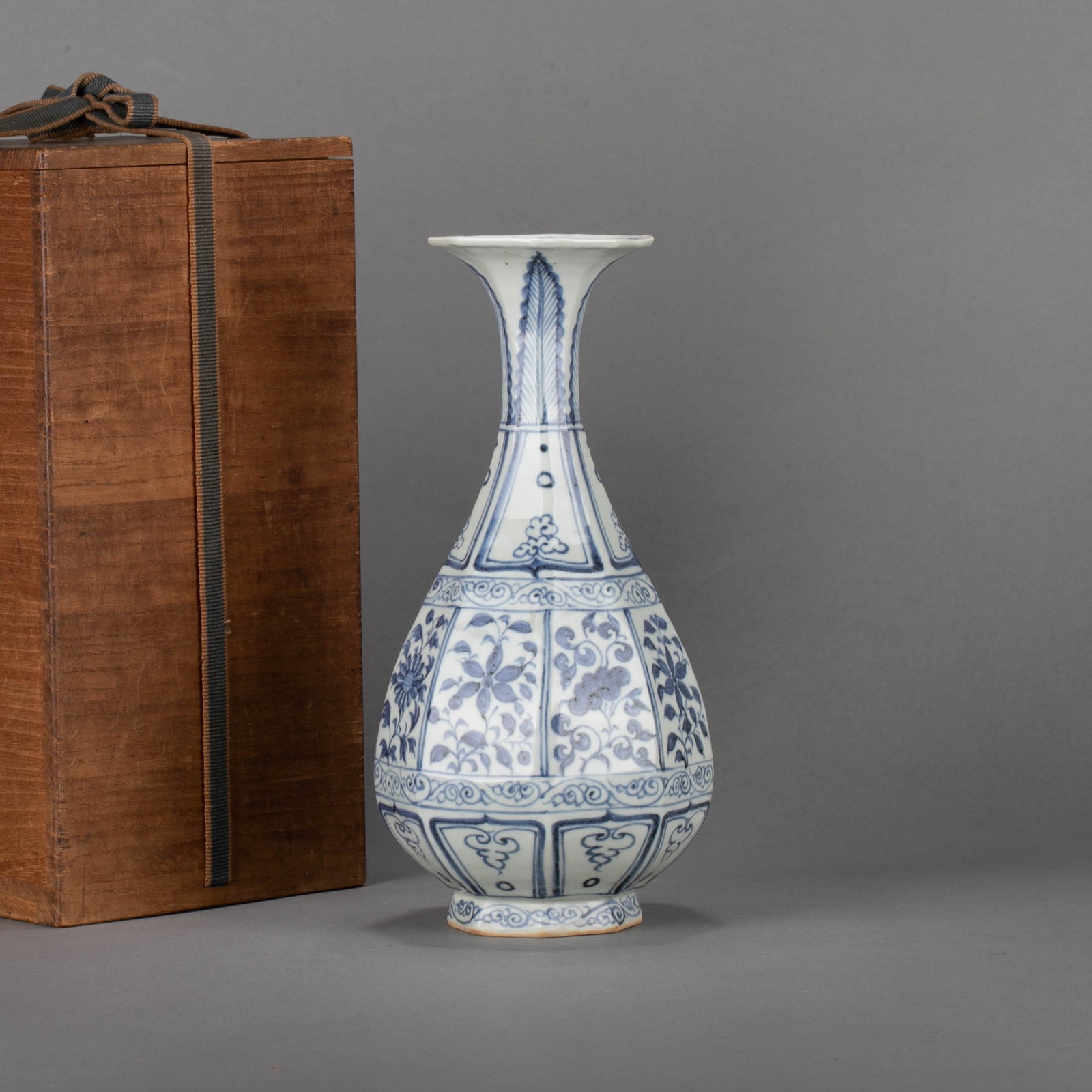 Yuan blue and white Tang grass pattern hexagonal vase (1 of 6)