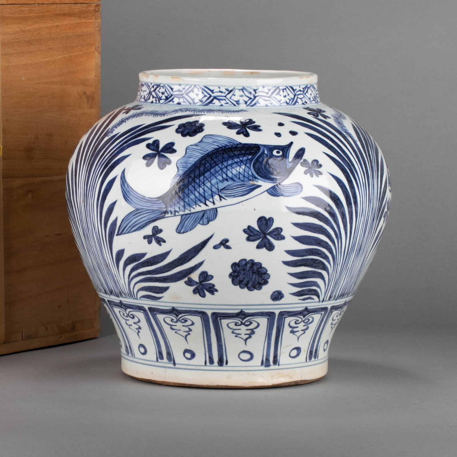 Yuan blue and white fish and algae pattern pot (1 of 7)
