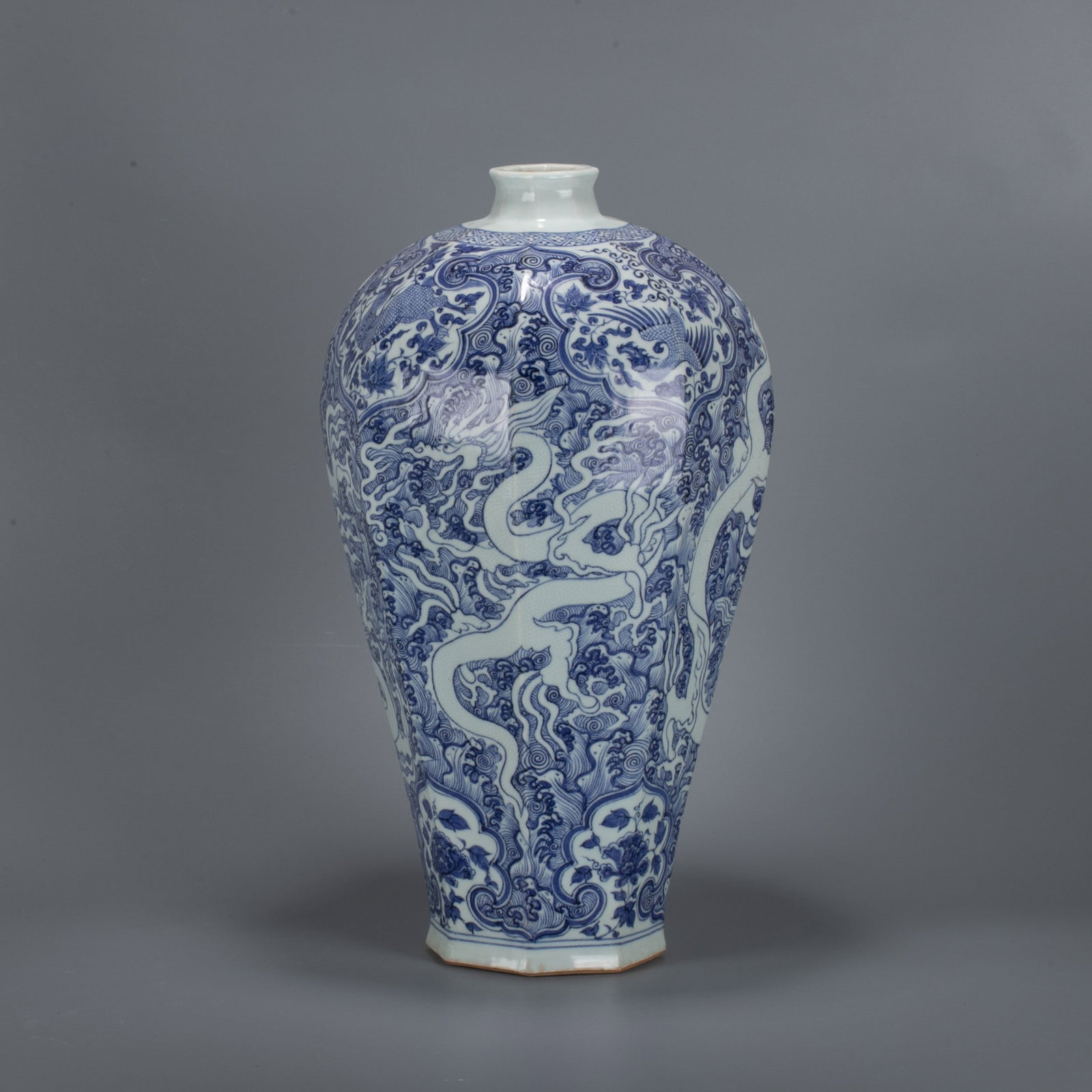 Yuan sometsuke (blue and white underglaze) dragon pattern eight edge meiping vase (1 of 8)