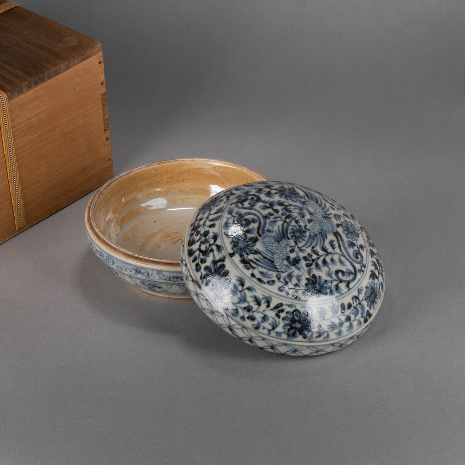 Yuan Dynasty dyed lid box with phoenix pattern: Yuan Dynasty dyed lid box with phoenix pattern