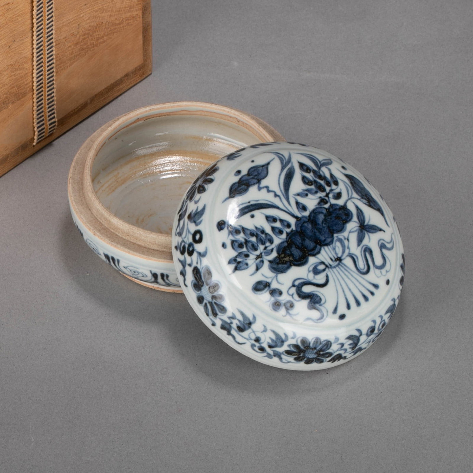 Yuan Dynasty dyed lotus pattern lid box (1 of 10)