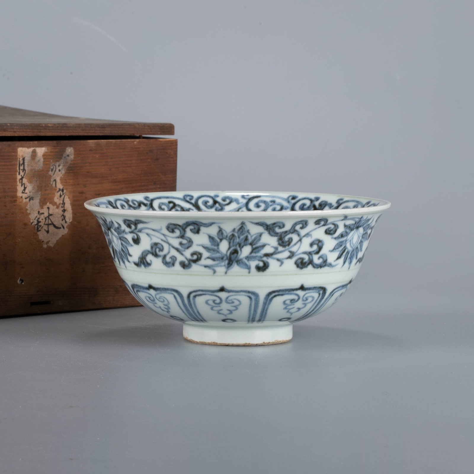 Yuan sometsuke (blue and white underglaze) dragon pattern bowl: Yuan sometsuke (blue and white underglaze) dragon pattern bowl