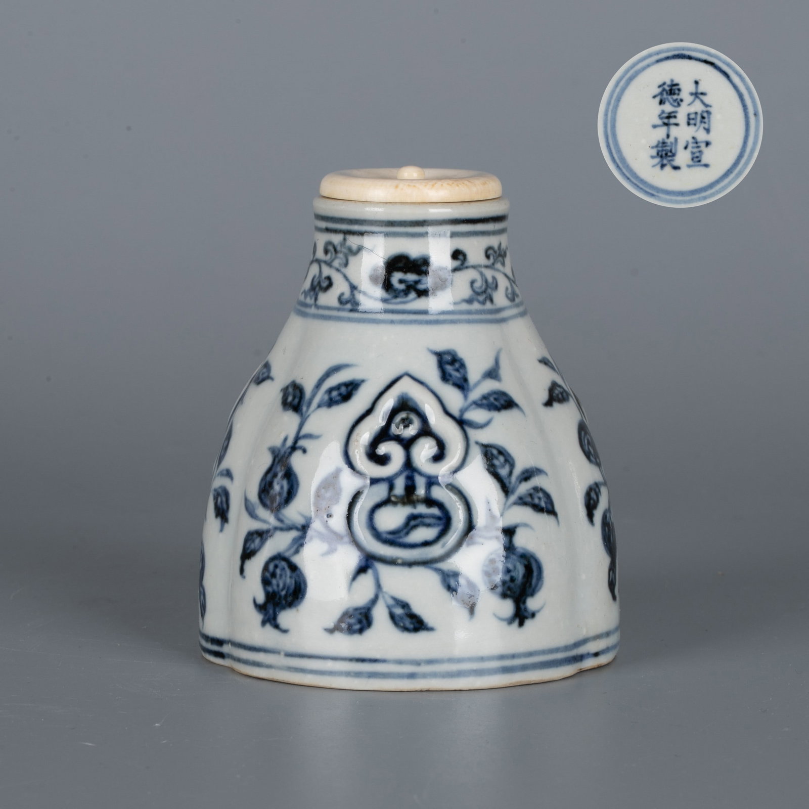 Ming Dynasty Xuande ruyi-shaped handles horseshoe statue (1 of 7)