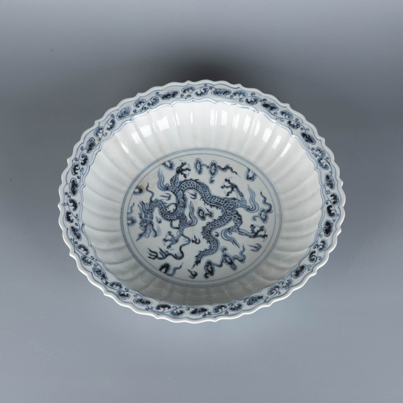 Ming dynasty ancient dyed lobed rim dish with dragon pattern (1 of 7)