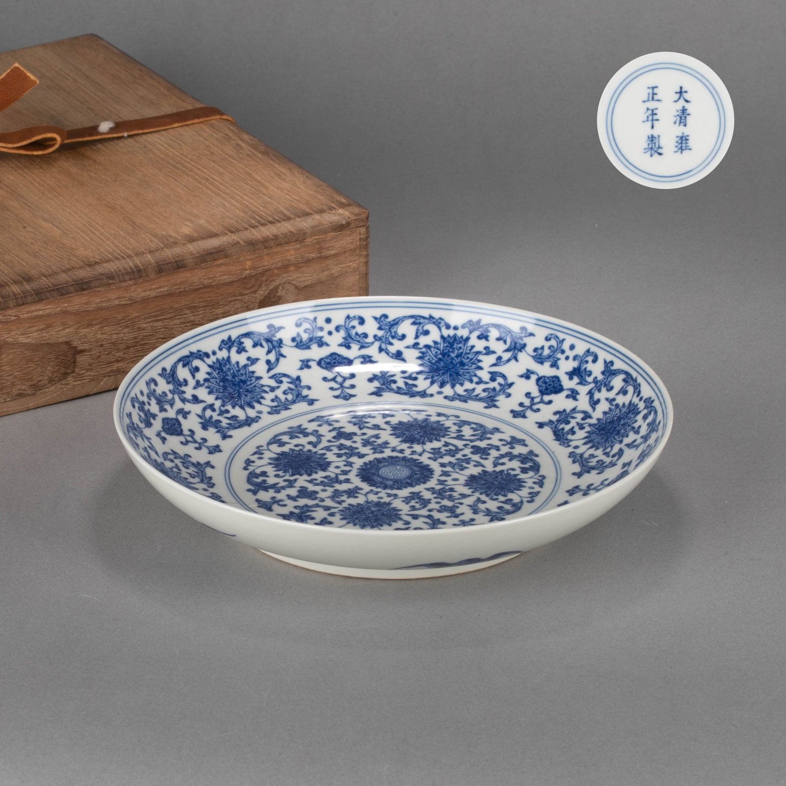 Qing Dynasty Yongzheng reign mark blue and white flower pattern dish (1 of 8)