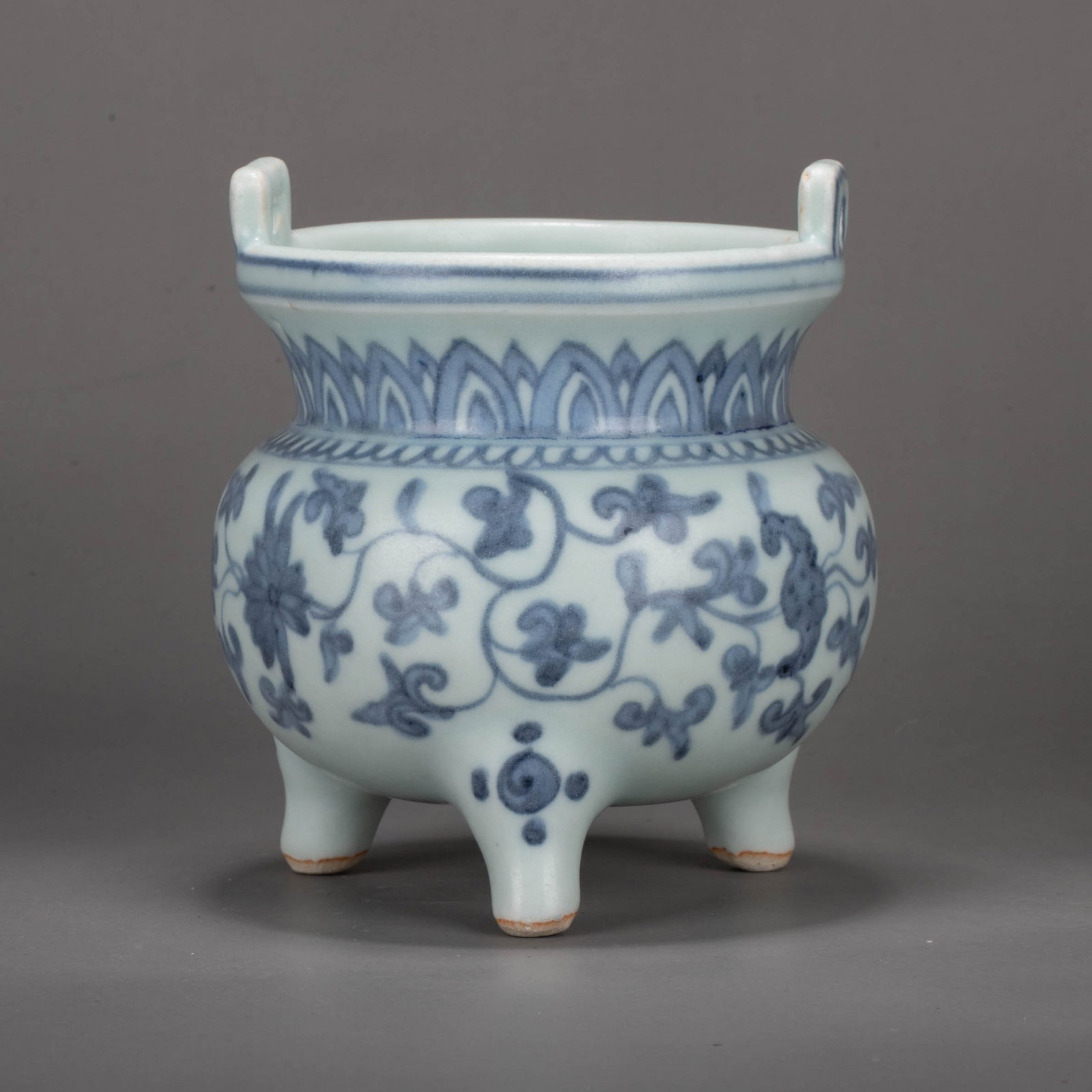 Ming Dynasty Incense burner dyed with arabesque pattern (1 of 6)