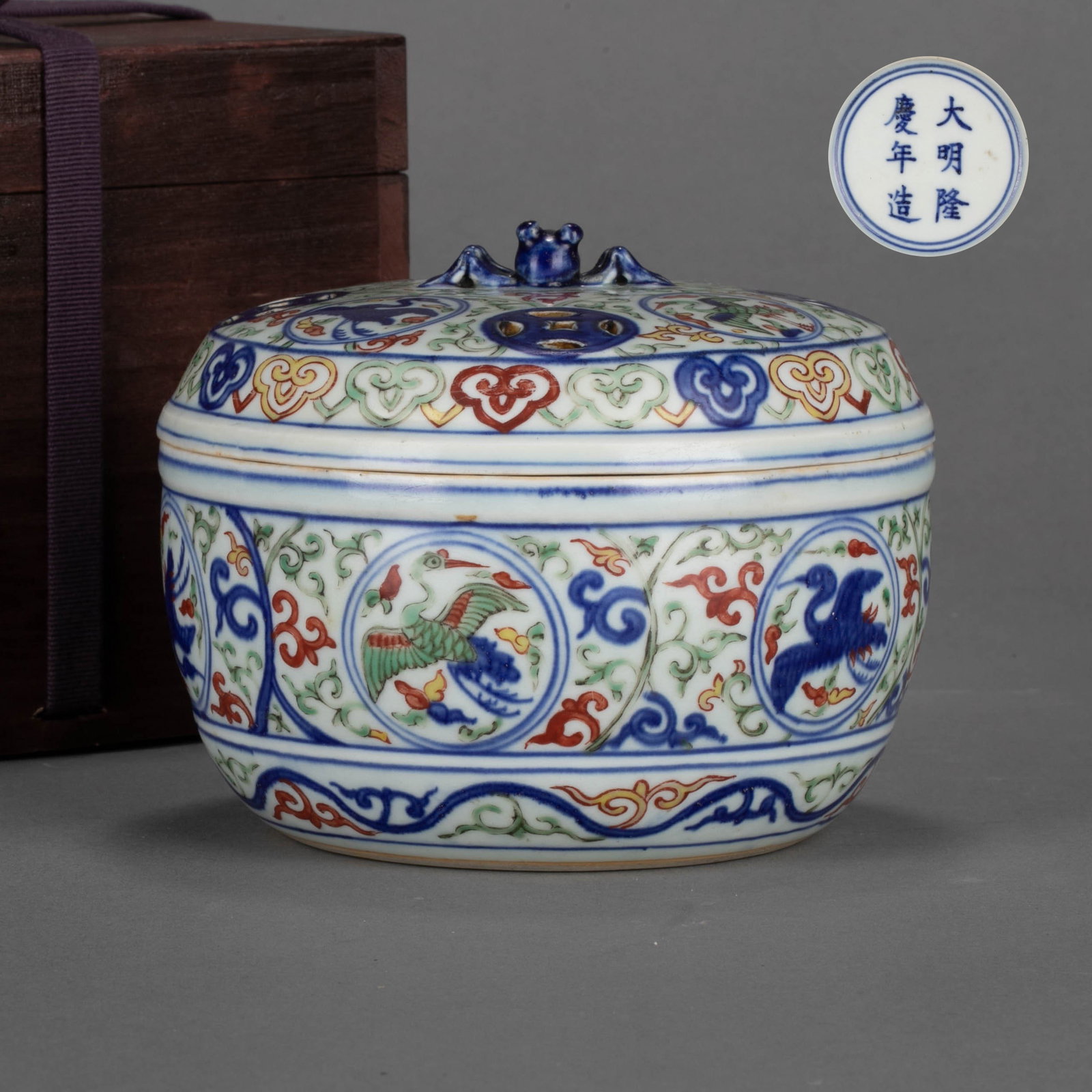 Ming Dynasty Wanli reign mark colorful cloud and crane pattern cover box: (1 of 9)
