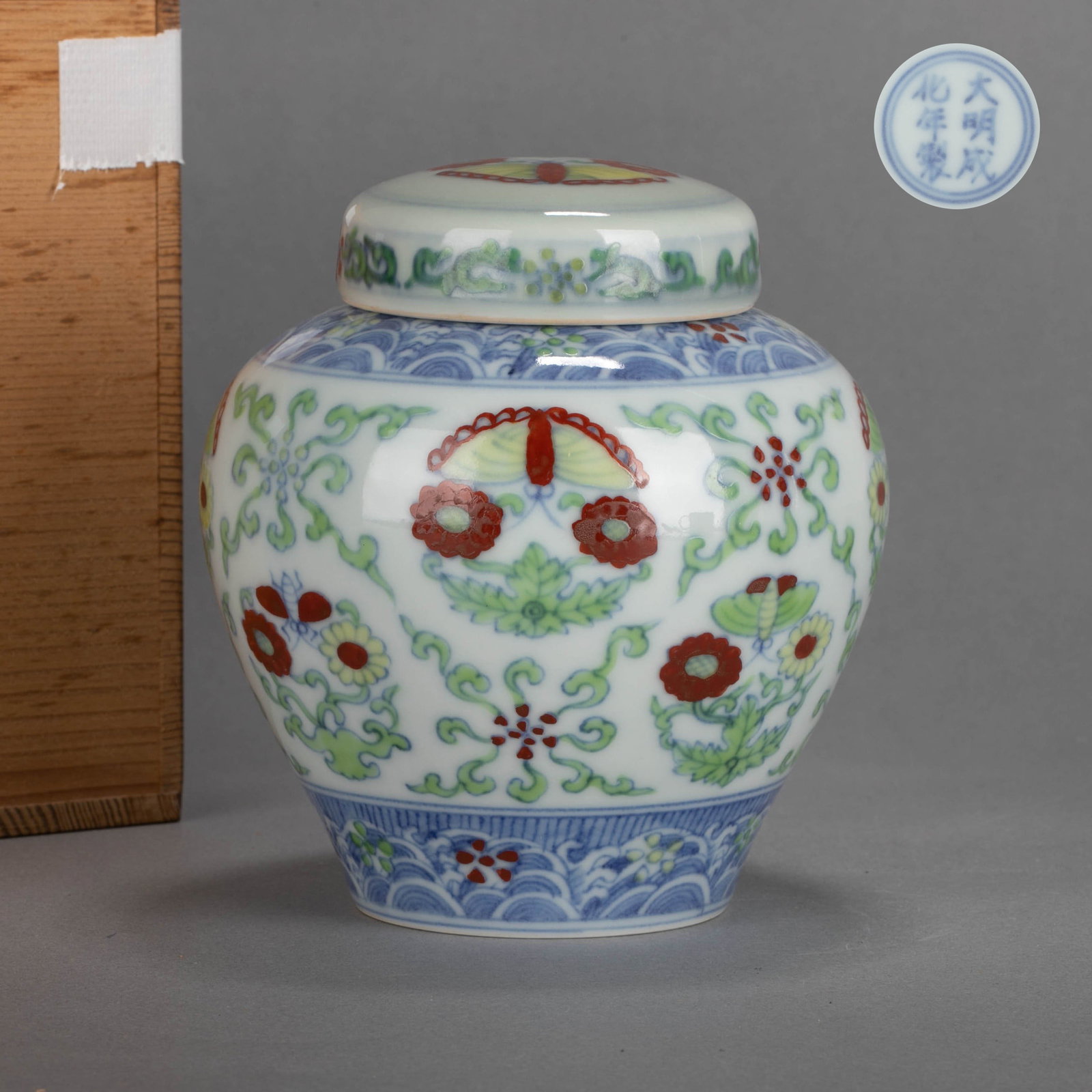 Ming Dynasty Chenghua reign mark doucai flower pattern pot (1 of 10)