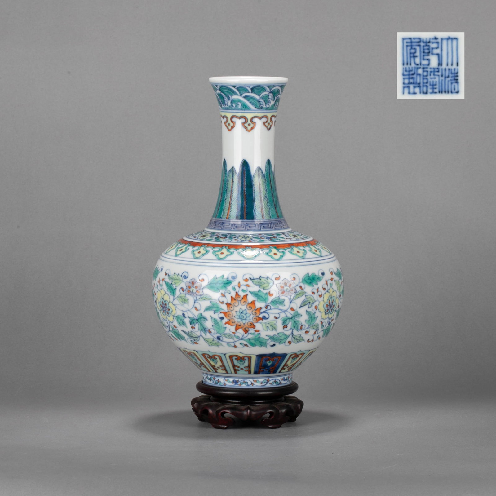 Qianlong reign mark doucai flower vase: Qianlong reign mark doucai flower vase
