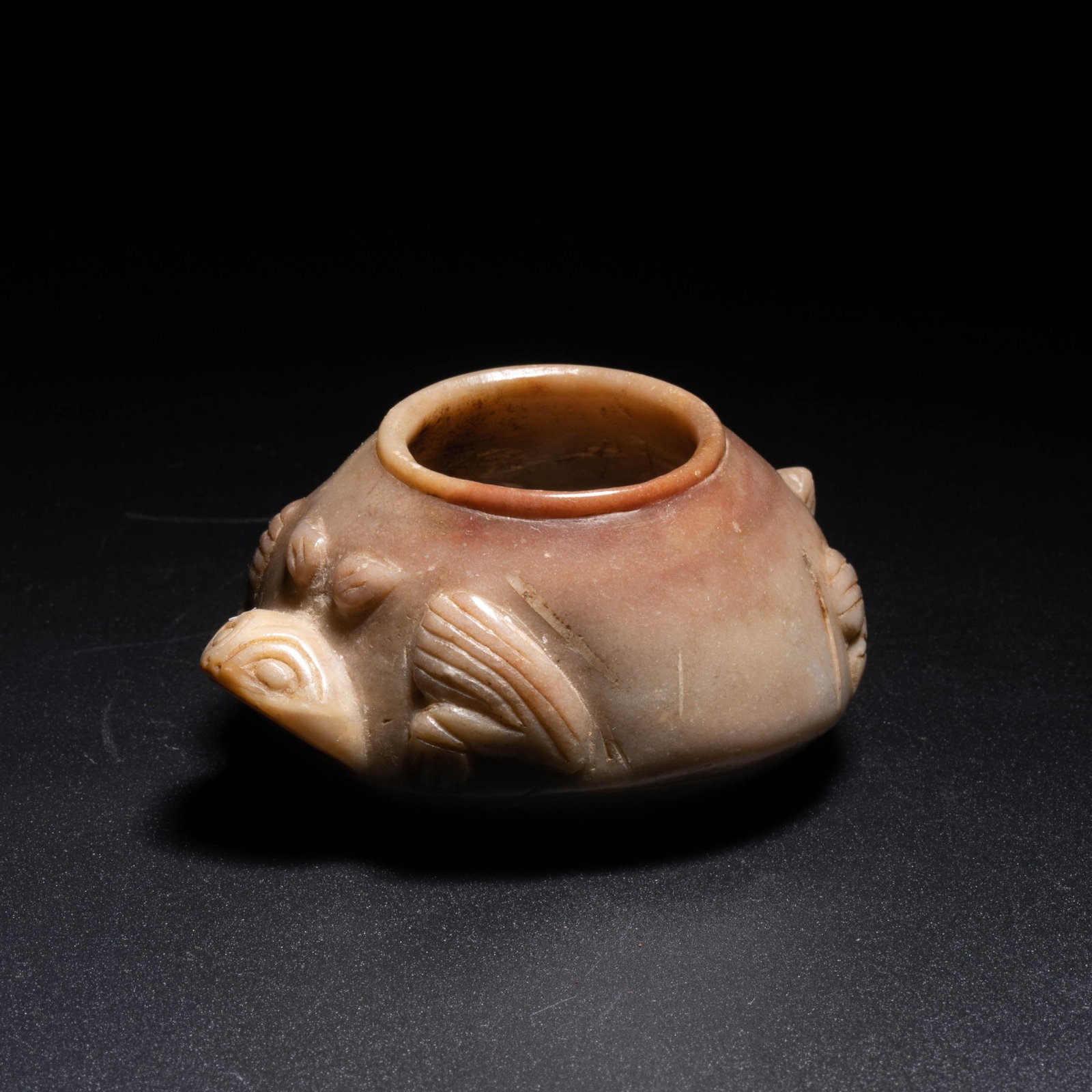 Ming Dynasty Shoushan stone frog-shaped water bowl: Ming Dynasty Shoushan stone frog-shaped water bowl