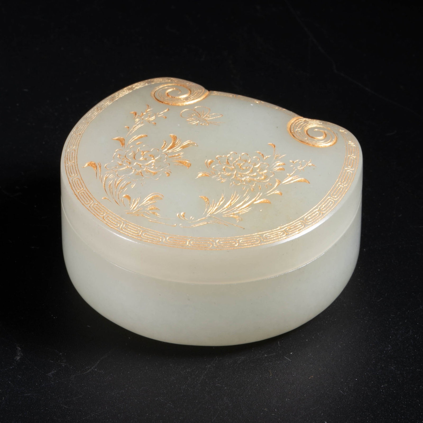 Qing Dynasty White Jade Ruyi-shaped Box with Gold Flowers and Butterflies Pattern: Qing Dynasty White Jade Ruyi-shaped Box with Gold Flowers and Butterflies Pattern
