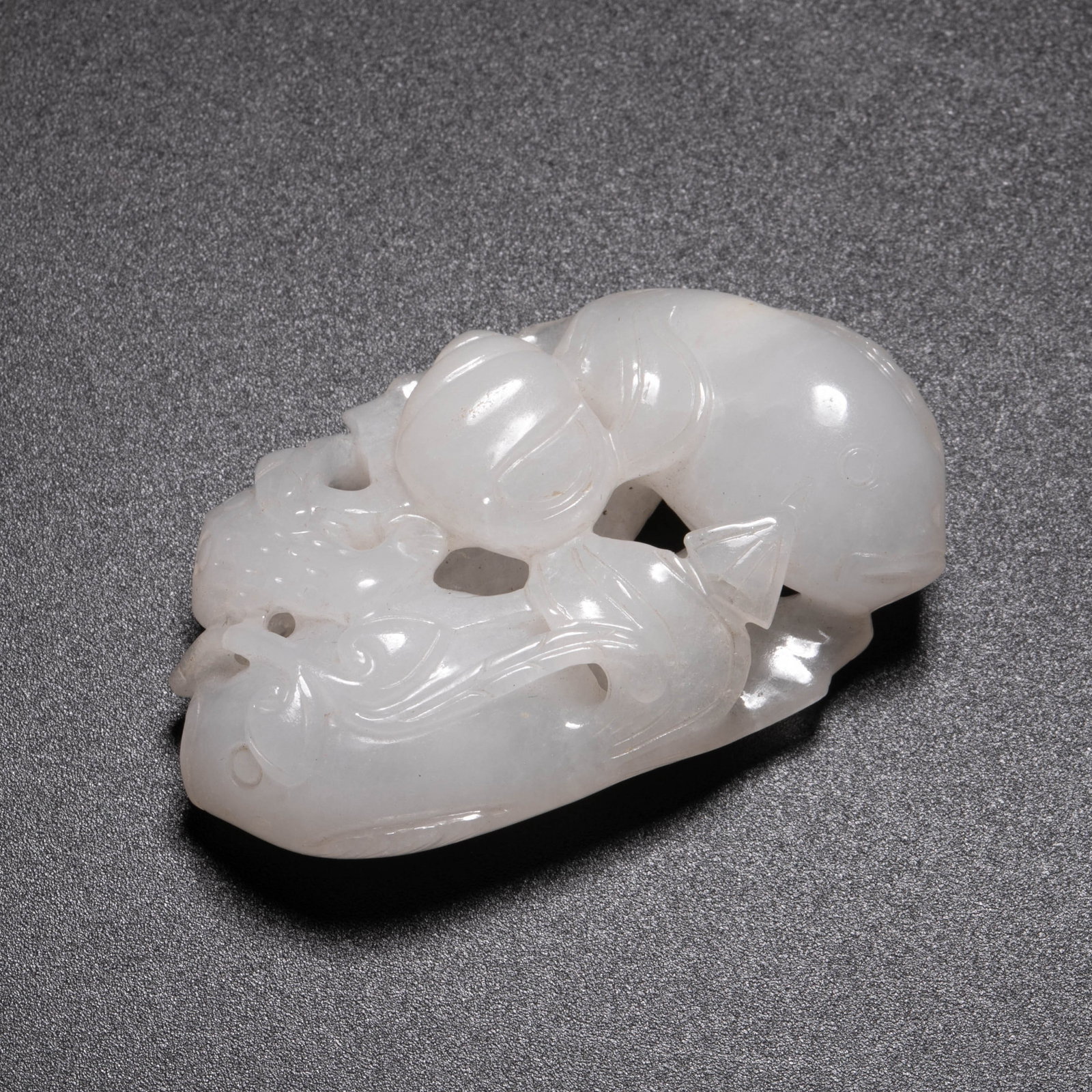 Qing Dynasty white jade fish and grass pattern pendant: Qing Dynasty white jade fish and grass pattern pendant