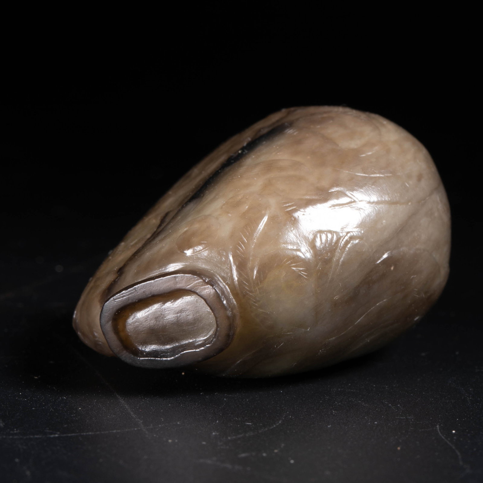 Hetian jade leather relief snuff bottle - 4