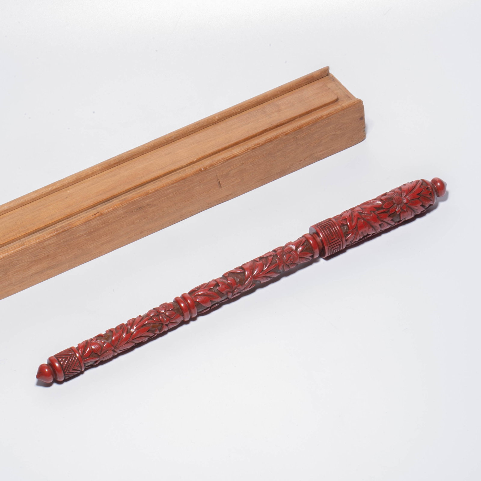 Ming Dynasty red chrysanthemum pattern calligraphy brush: Ming Dynasty red chrysanthemum pattern calligraphy brush