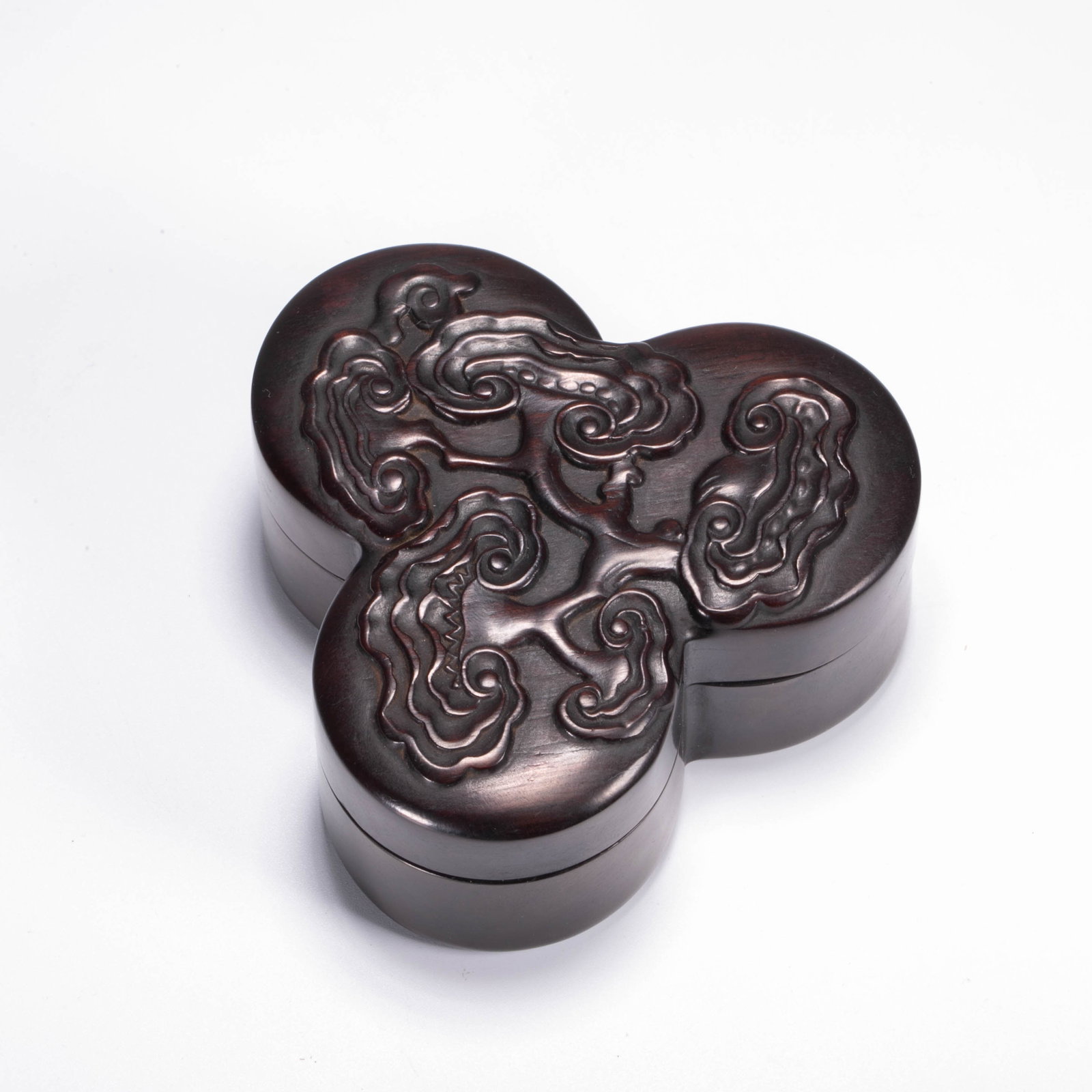 Qing dynasty carved red sandalwood finger box with ganoderma pattern: Qing dynasty carved red sandalwood finger box with ganoderma pattern