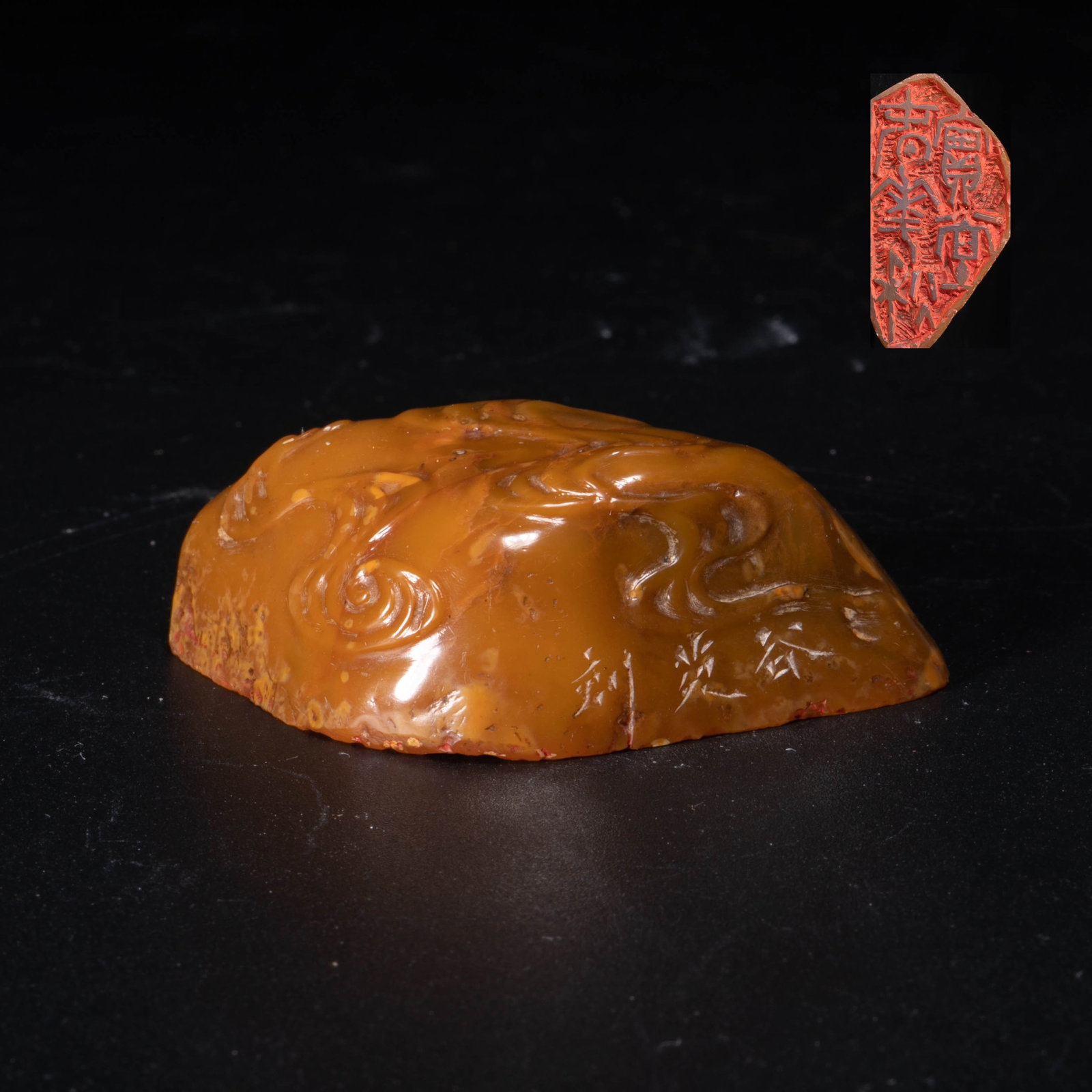 Qing Dynasty Guyuan incised Shoushan yellow stone seal with auspicious cloud pattern: Qing Dynasty Guyuan incised Shoushan yellow stone seal with auspicious cloud pattern
