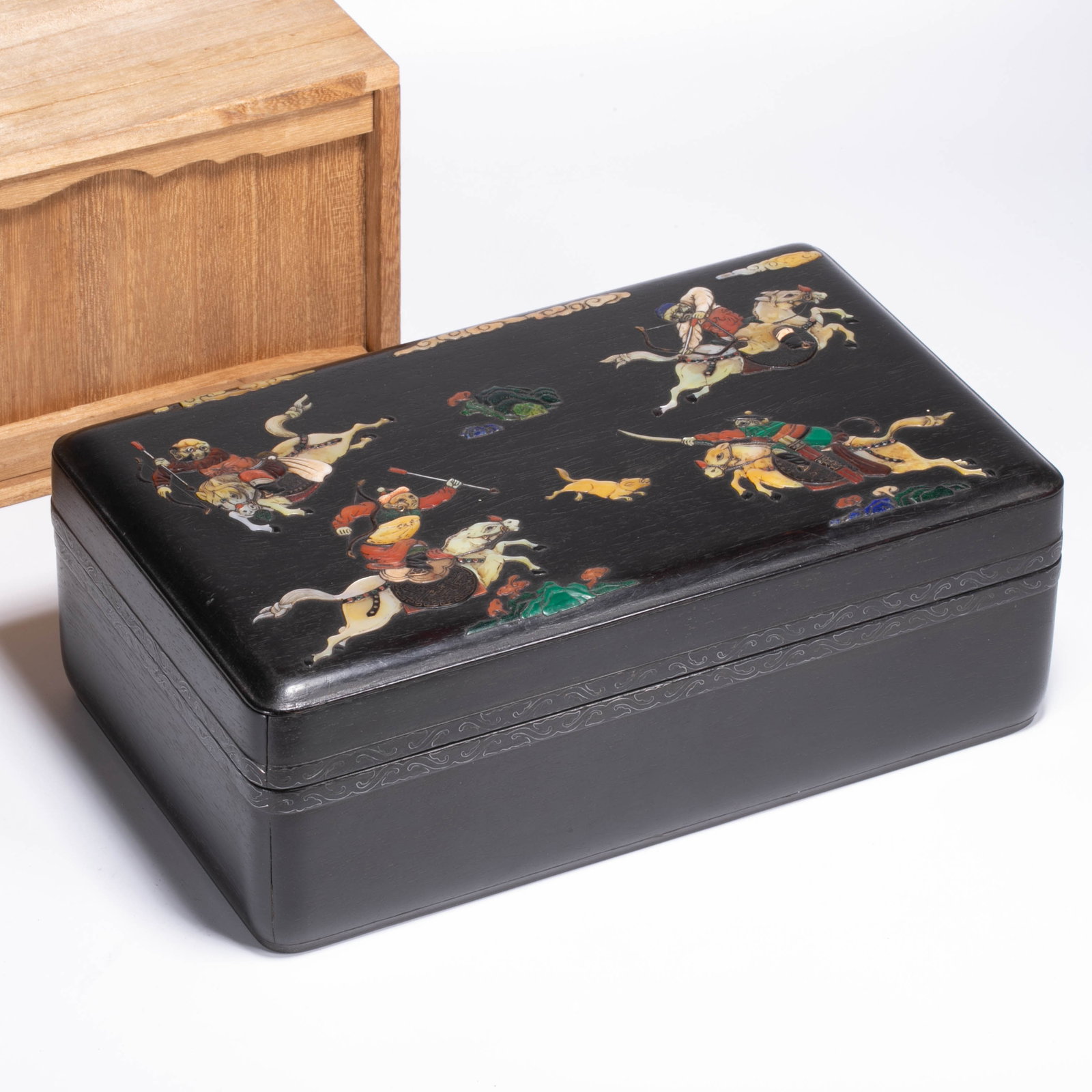 Qing dynasty red sandalwood inlaid barbarian hunting treasure box: This is a red sandalwood hunting treasure box inlaid with hundreds of treasures, which is a style of early Qing Dynasty wood inlay craftsmanship.The treasure box is carved from a single piece of high-