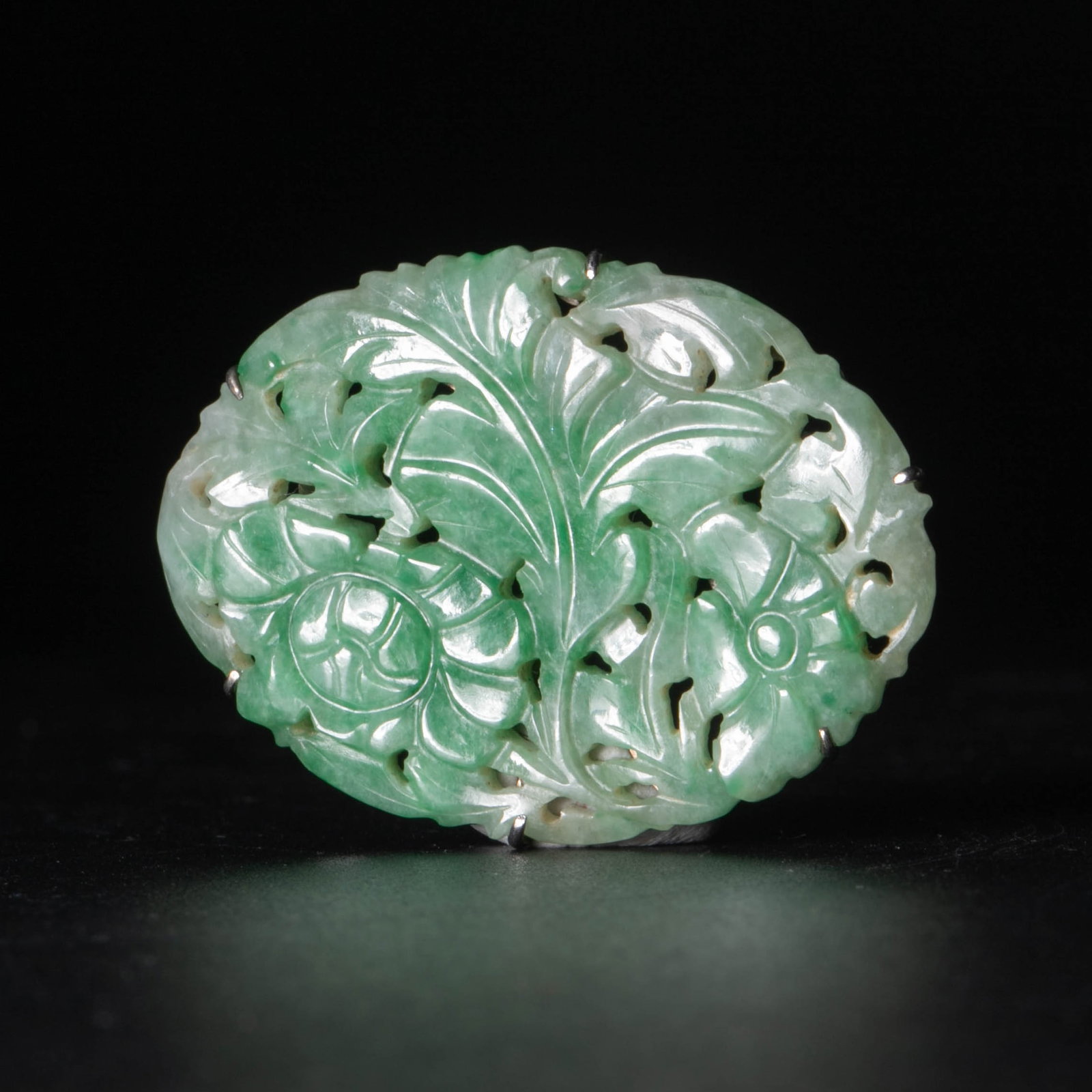 Natural jadeite intertwining pattern buckle with certificate: Natural jadeite intertwining pattern buckle with certificate