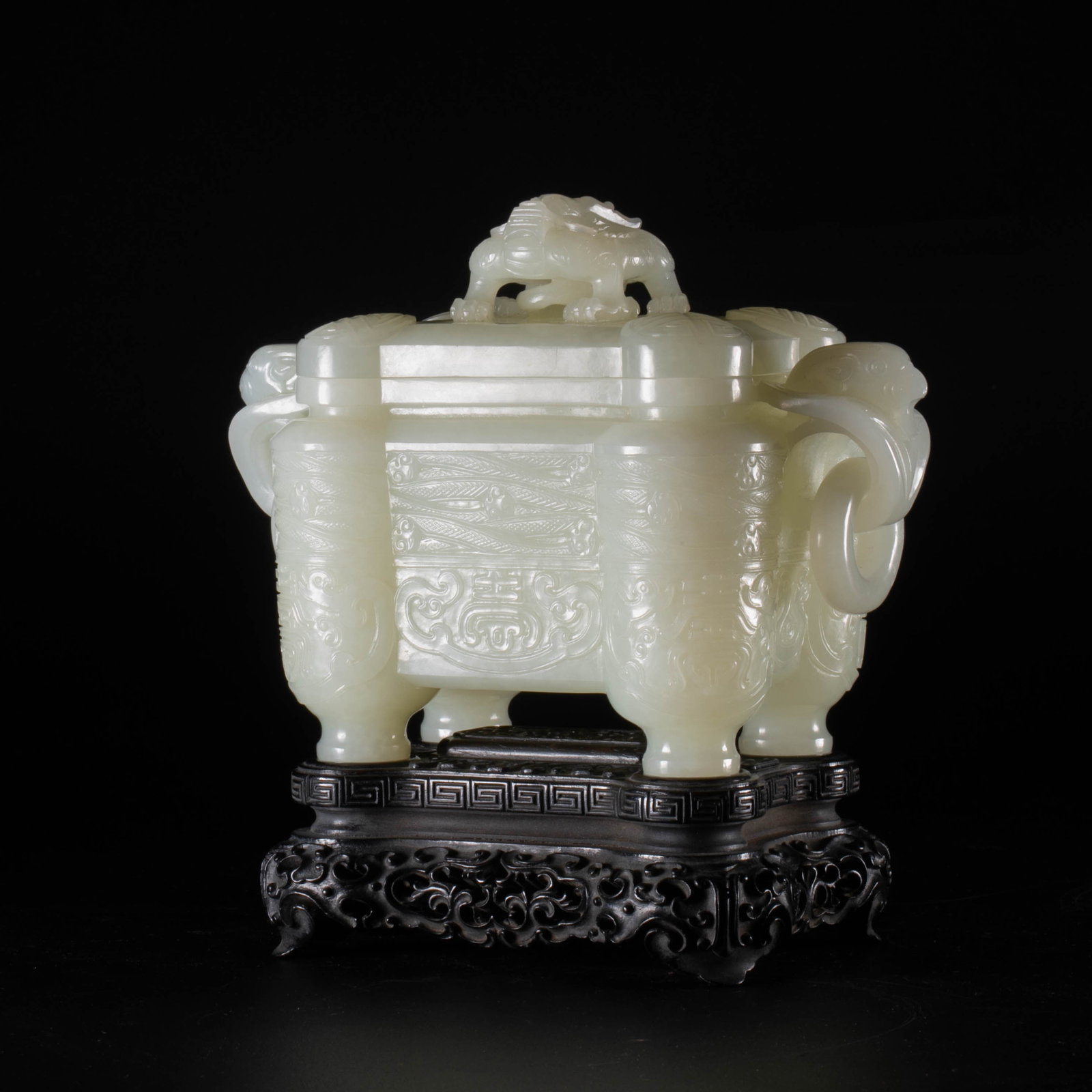 Qianlong period of Qing Dynasty, white jade animal face dragon button incense burner: This is a white jade animal-faced dragon button incense burner from the Qianlong period of the Qing Dynasty. It is a jade carving in the palace style of the Qing Dynasty.The incense burner is made of 