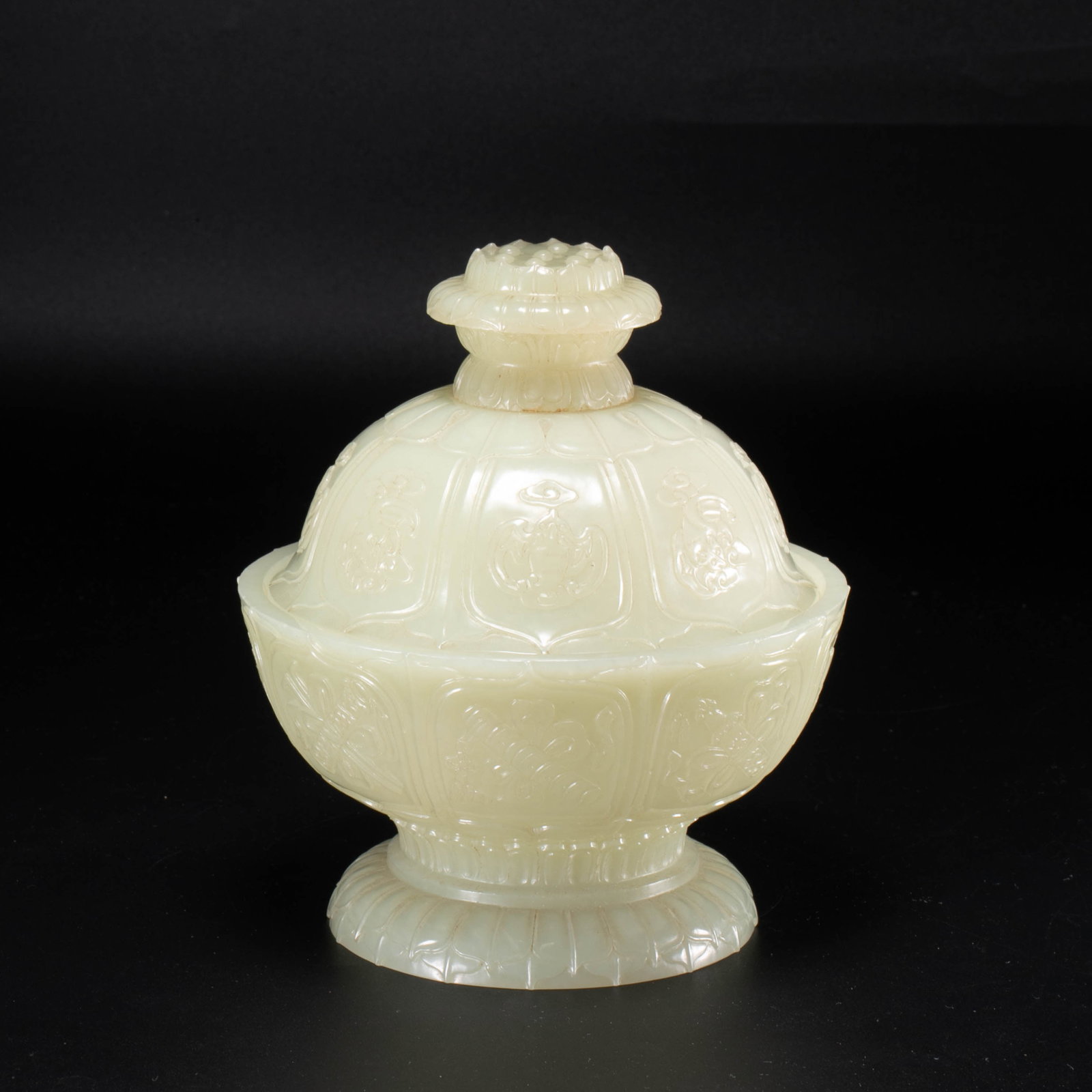 Imperial Hotan white jade covered bowl with eight auspicious patterns, made during the Qianlong: Imperial Hotan white jade covered bowl with eight auspicious patterns, made during the Qianlong period of the Qing Dynasty