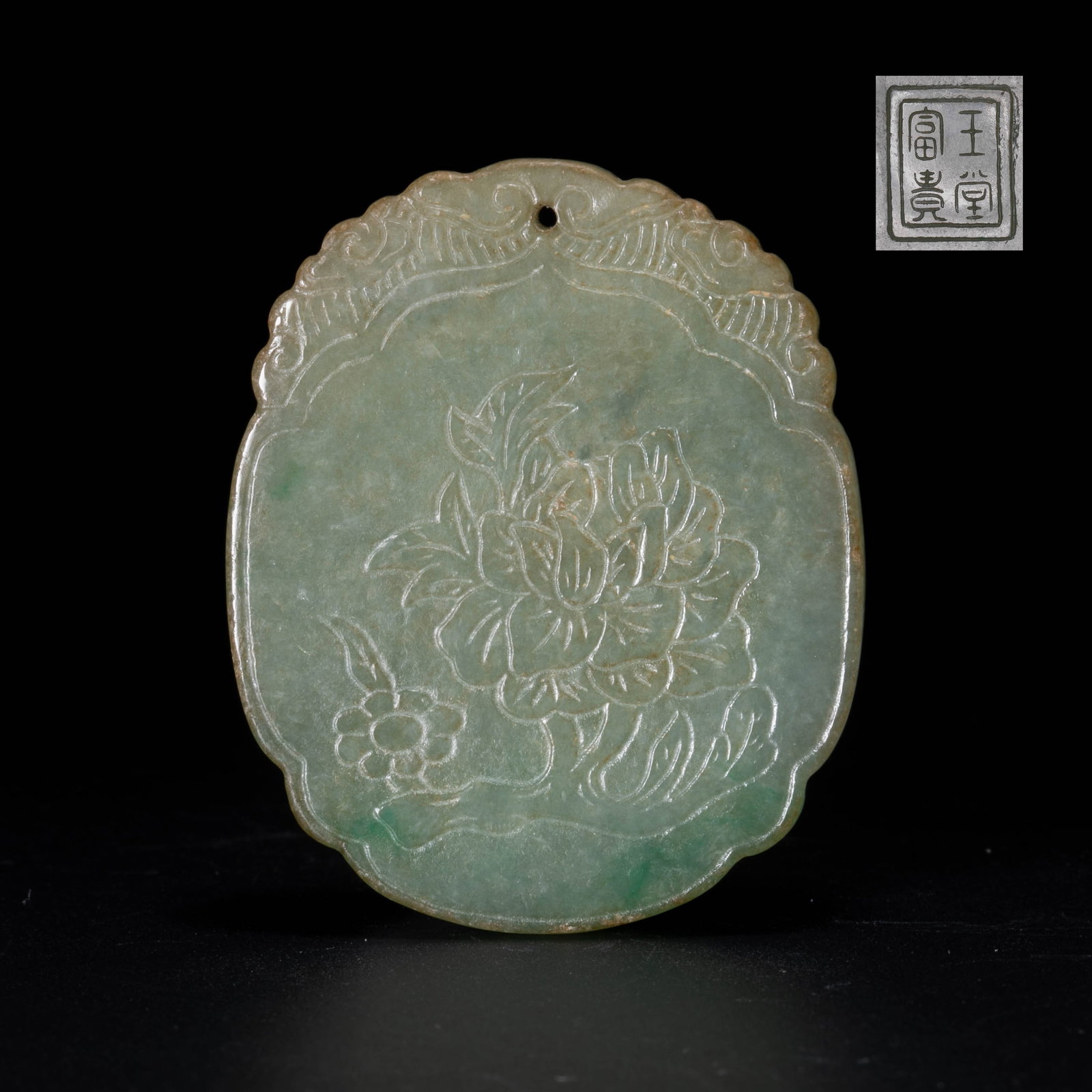 Qing dynasty jadeite peony pattern ruyi plate with certificate: Qing dynasty jadeite peony pattern ruyi plate with certificate