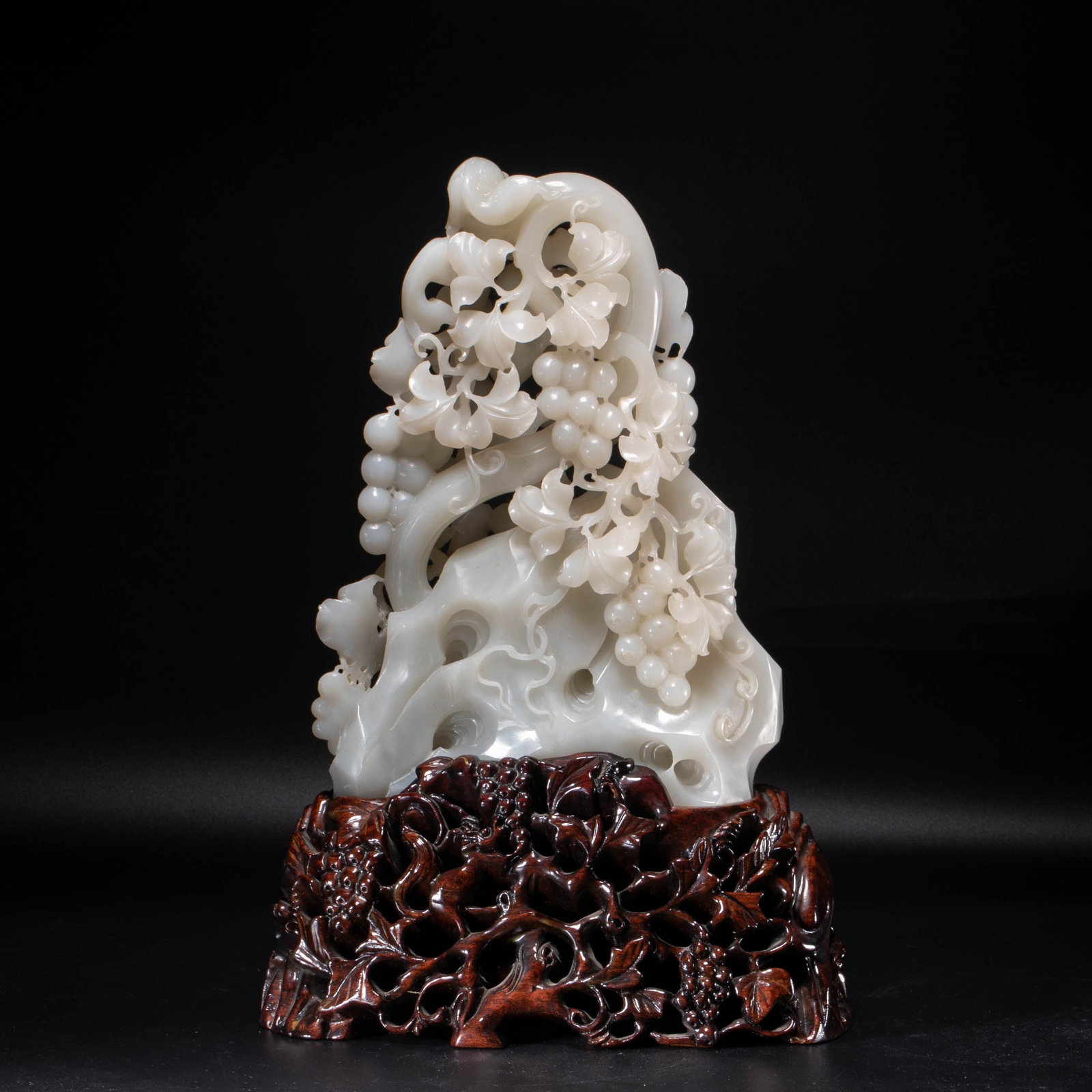 Hotan jade carving squirrel grapes many sons and many blessings Shanzi: Hotan jade carving squirrel grapes many sons and many blessings Shanzi