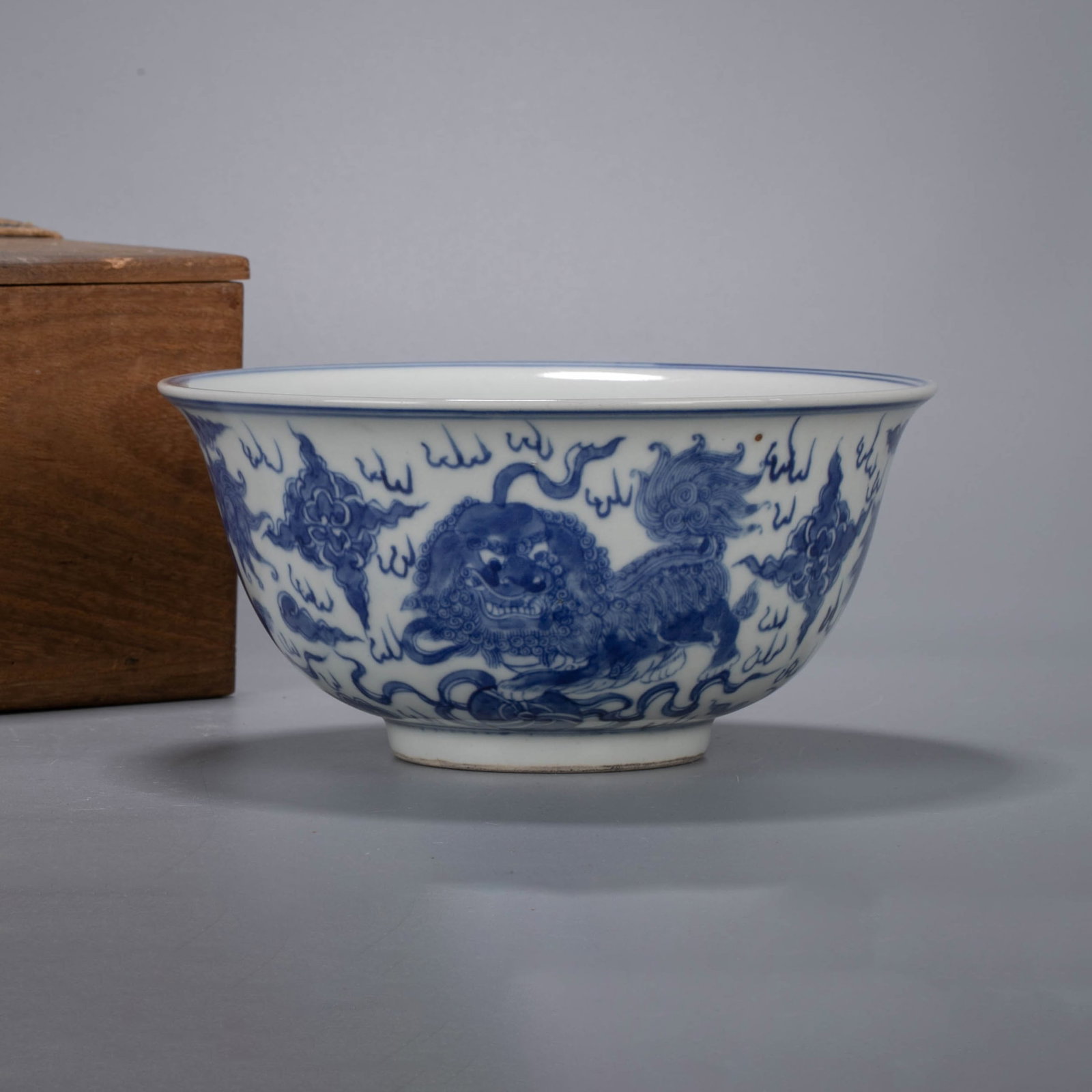 Qing dynasty blue and white lion pattern bowl: Qing dynasty blue and white lion pattern bowl