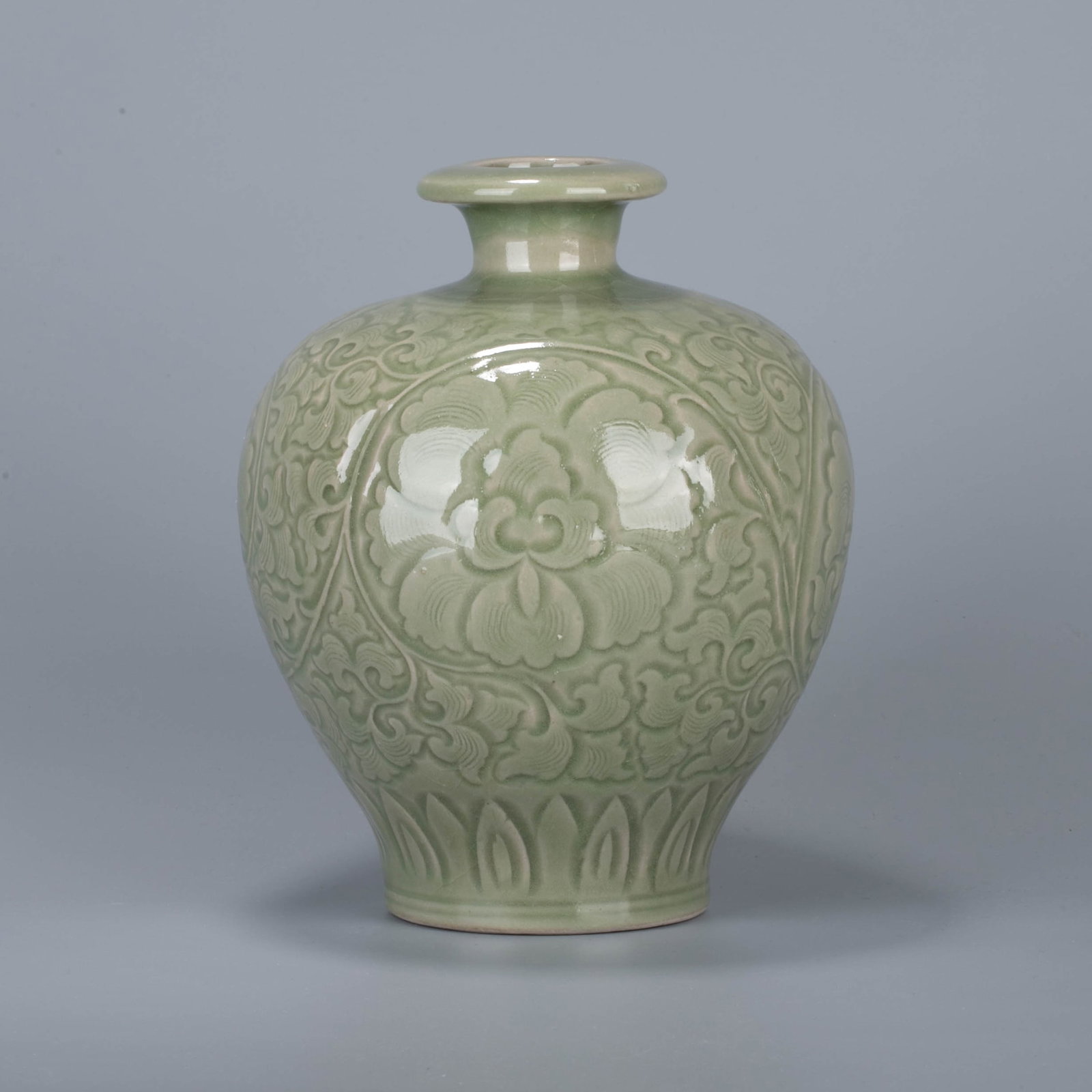 Ming Dynasty Longquan kiln dark incised pattern pot: Ming Dynasty Longquan kiln dark incised pattern pot