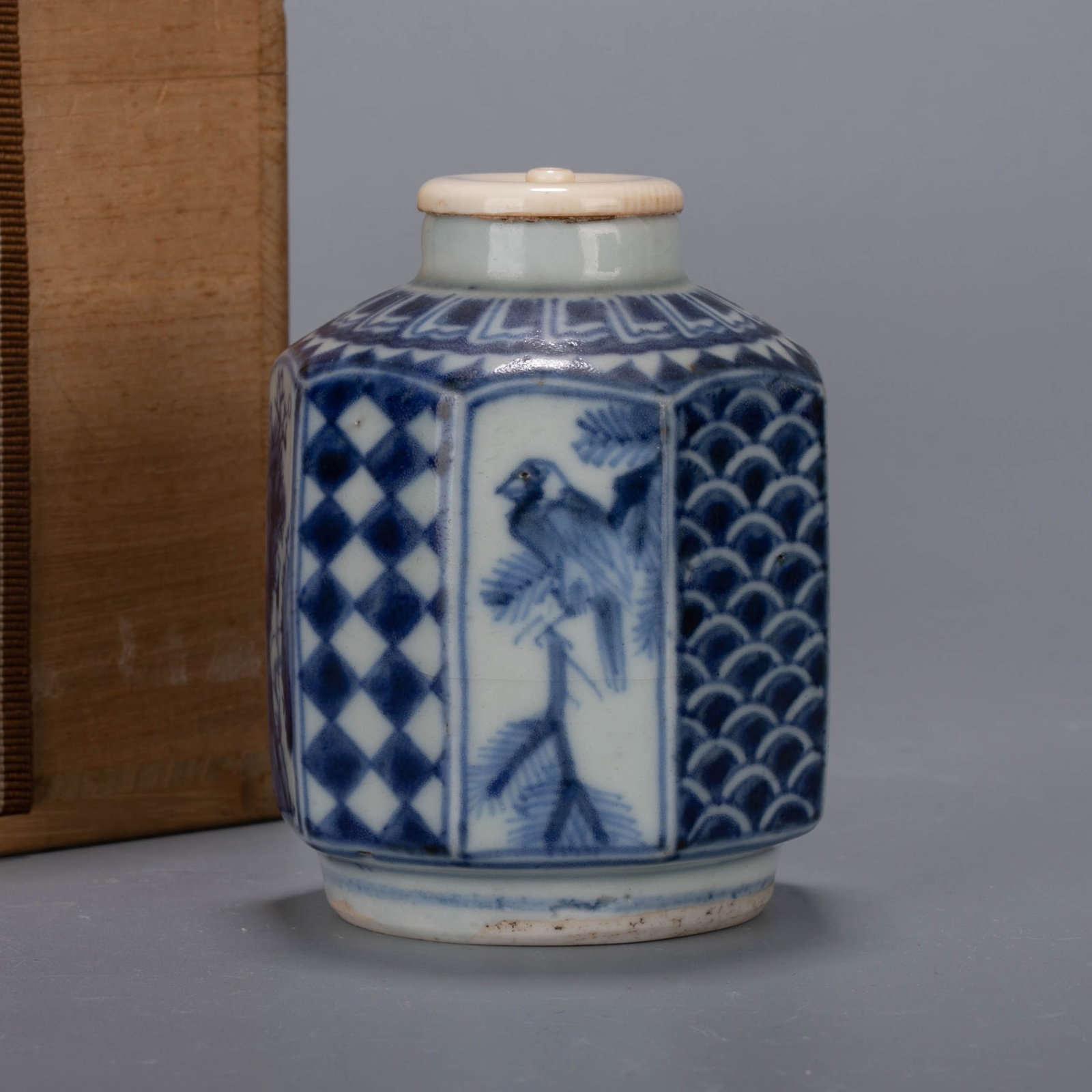 Ming Dynasty ancient sometsuke (blue and white underglaze) landscape flower and bird jar: Ming Dynasty ancient sometsuke (blue and white underglaze) landscape flower and bird jar