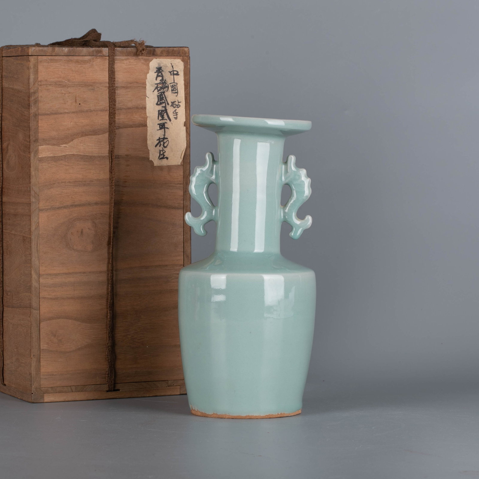 Qing dynasty bean green glaze amphorae with dish mouth: Qing dynasty bean green glaze amphorae with dish mouth